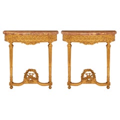 Paire de consoles françaises du début du siècle en bois doré et marbre de style Louis XVI