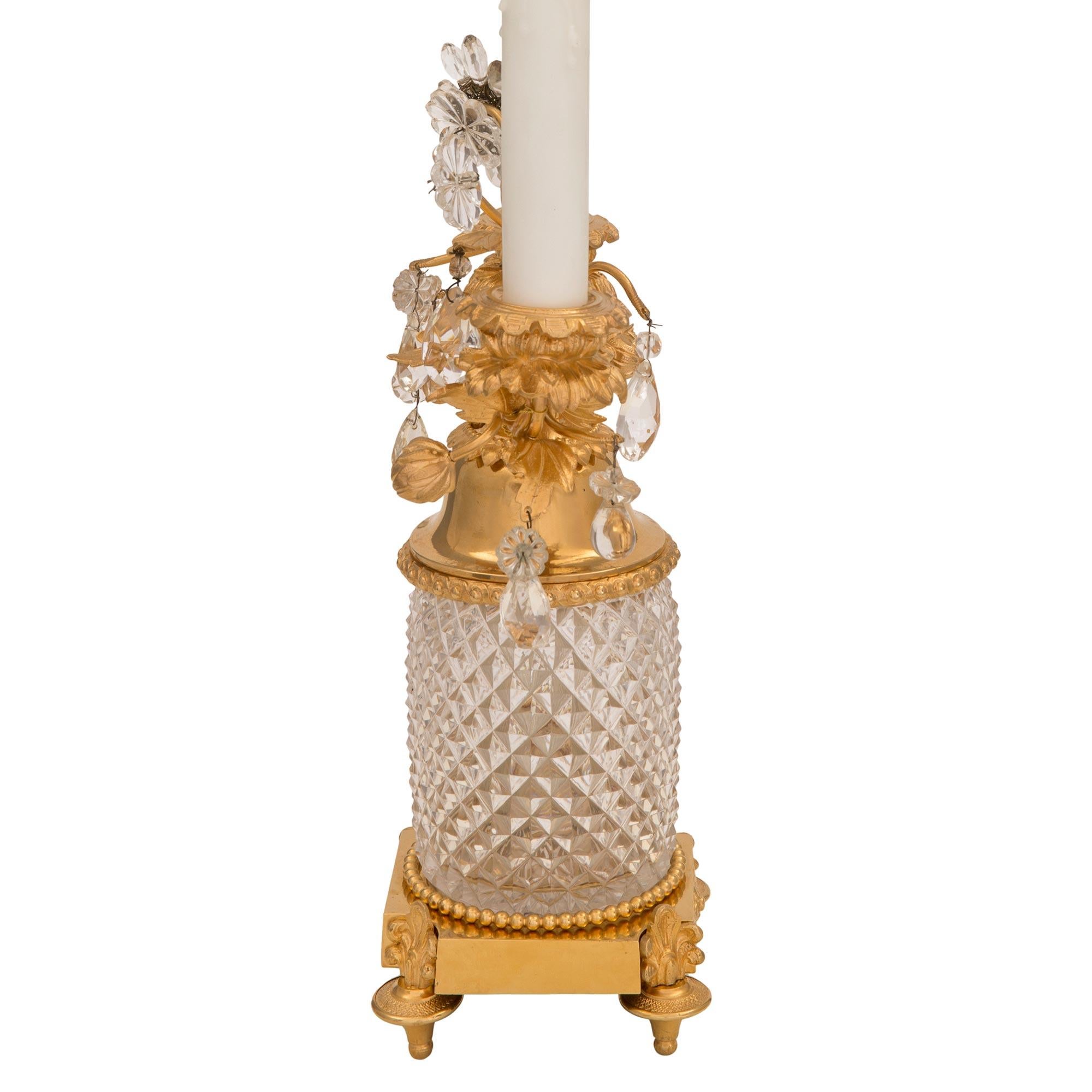Français Paire de lampes Louis XVI du début du siècle en bronze doré et cristal en vente