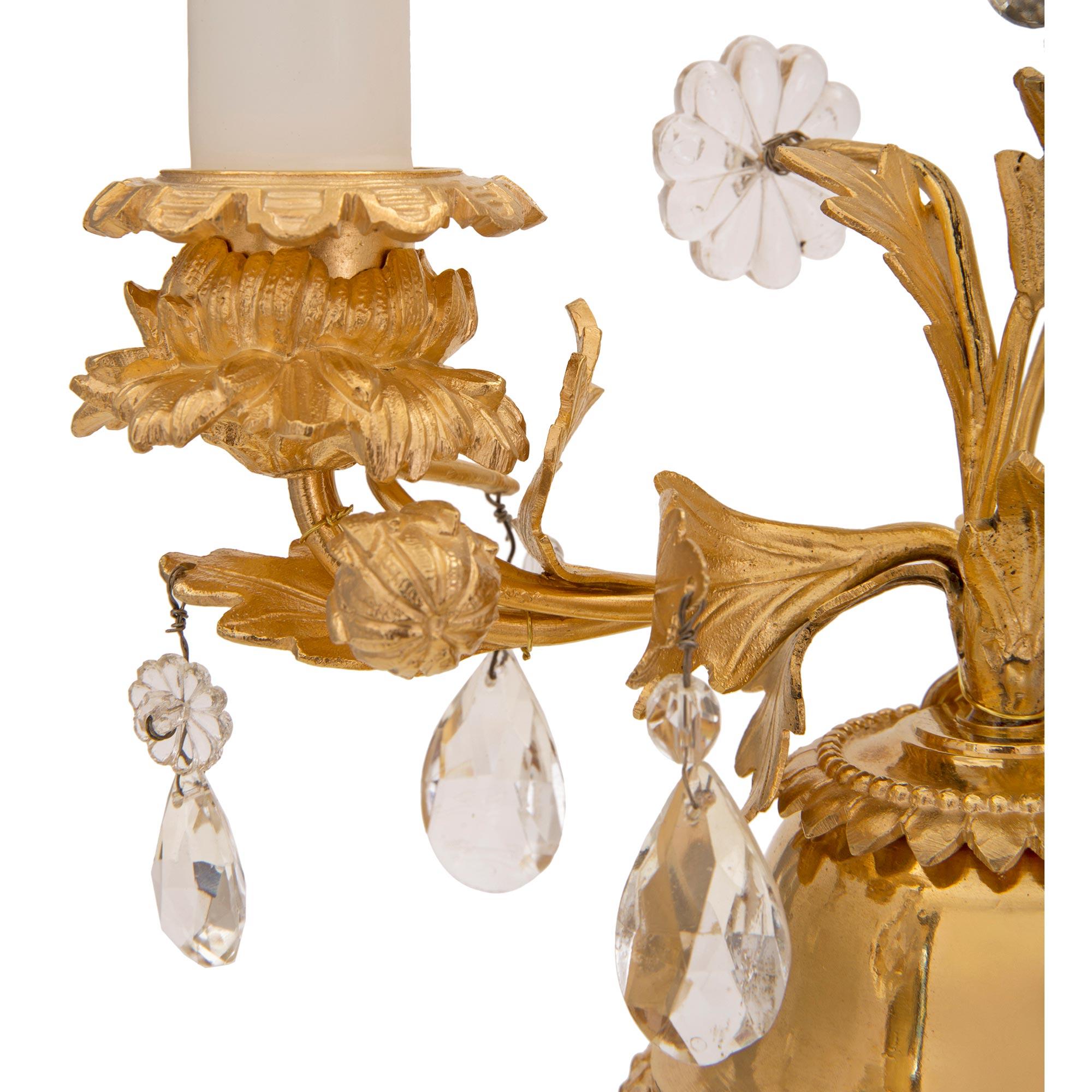20ième siècle Paire de lampes Louis XVI du début du siècle en bronze doré et cristal en vente