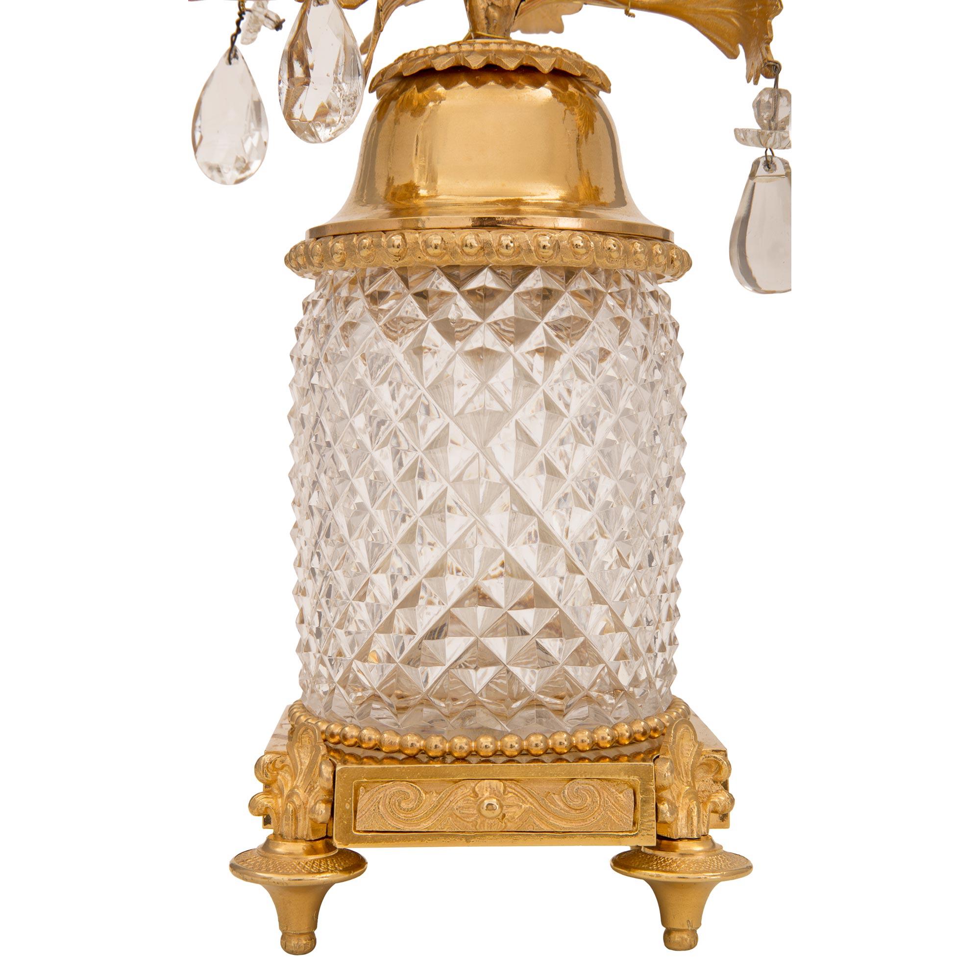 Cristal Paire de lampes Louis XVI du début du siècle en bronze doré et cristal en vente