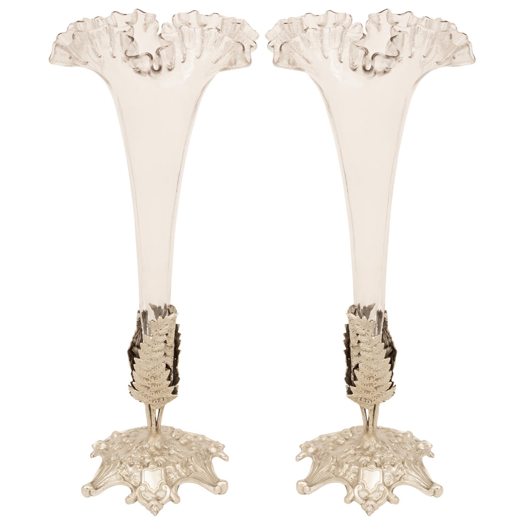 Paire de vases Louis XVI du début du siècle en bronze et verre argentés en vente