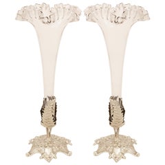Paire de vases Louis XVI du début du siècle en bronze et verre argentés