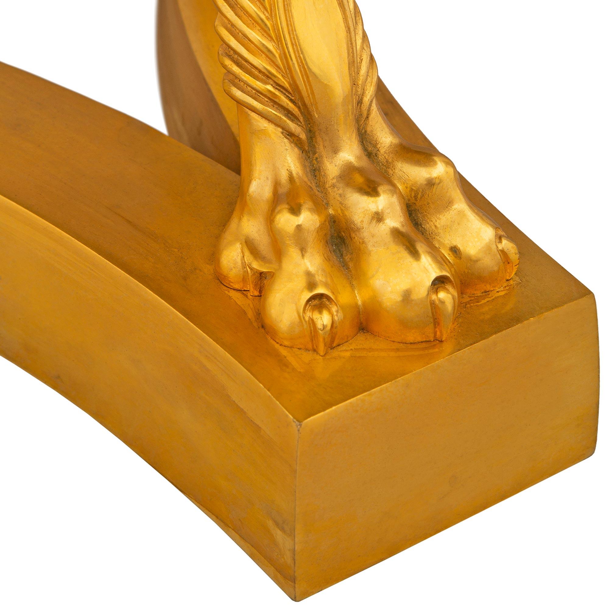Bronze doré Paire de tables d'appoint néoclassiques du début du siècle dernier en ormolu et marbre en vente