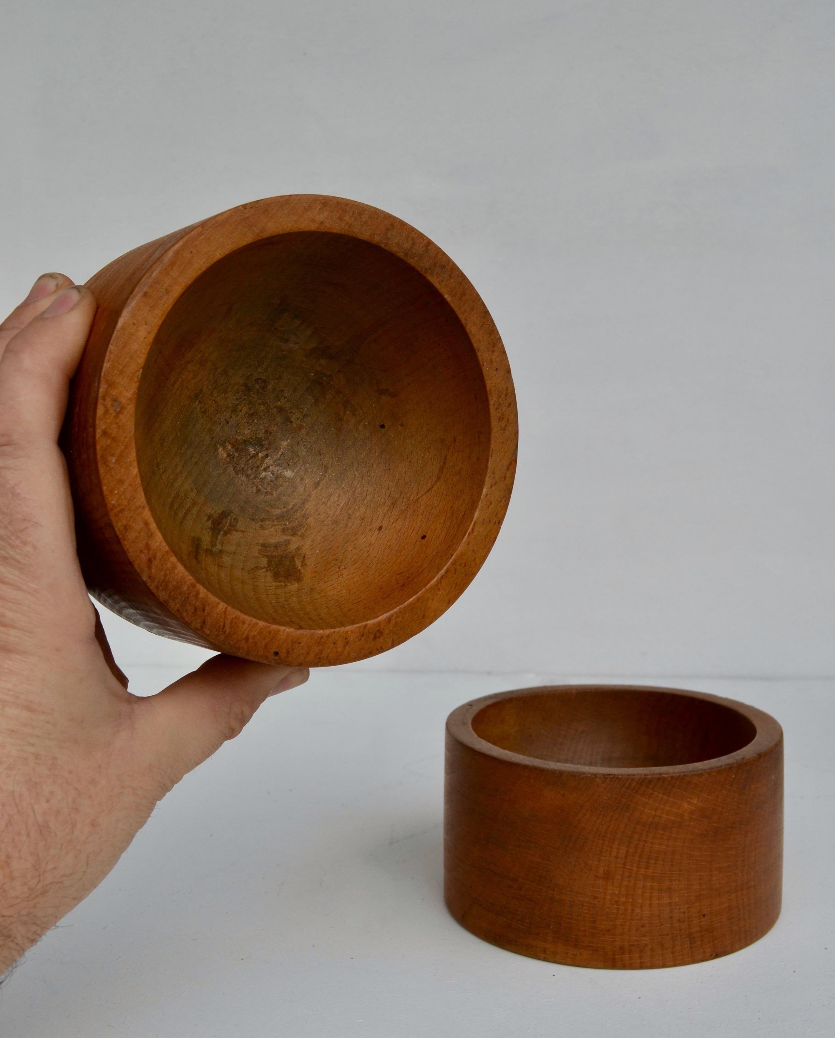 Pair of French Turned Wood Catchalls, 1950s In Good Condition For Sale In SOTTEVILLE-LÈS-ROUEN, FR