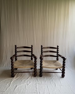 Paire de chaises françaises en bois tourné avec assise en jonc et teinte chocolat