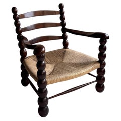 Paire de chaises françaises en bois tourné avec assise en jonc et teinte chocolat