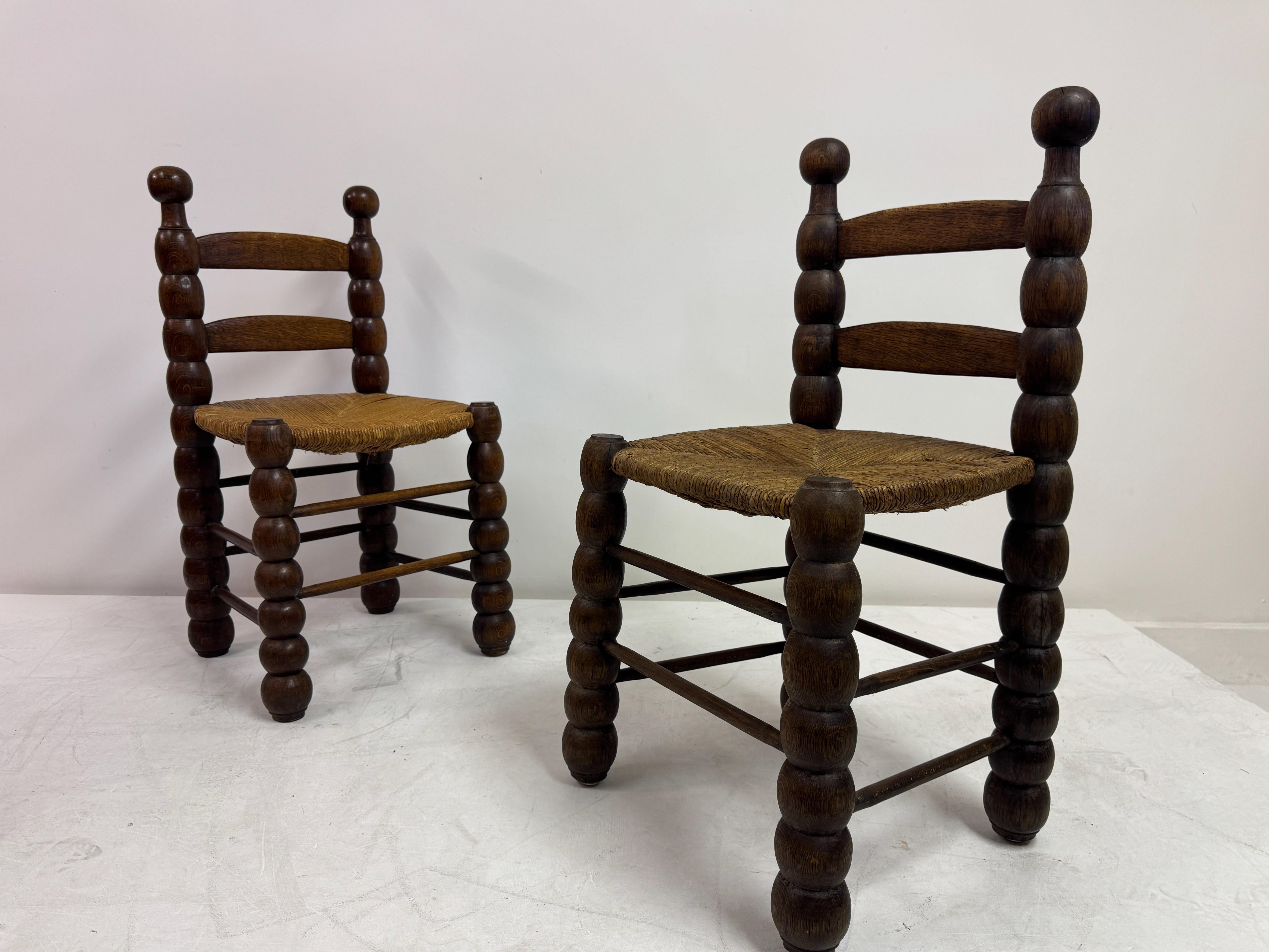 Coppia di sedie francesi in legno tornito con sedili in giunco in stile Charles Dudouyt in vendita 3