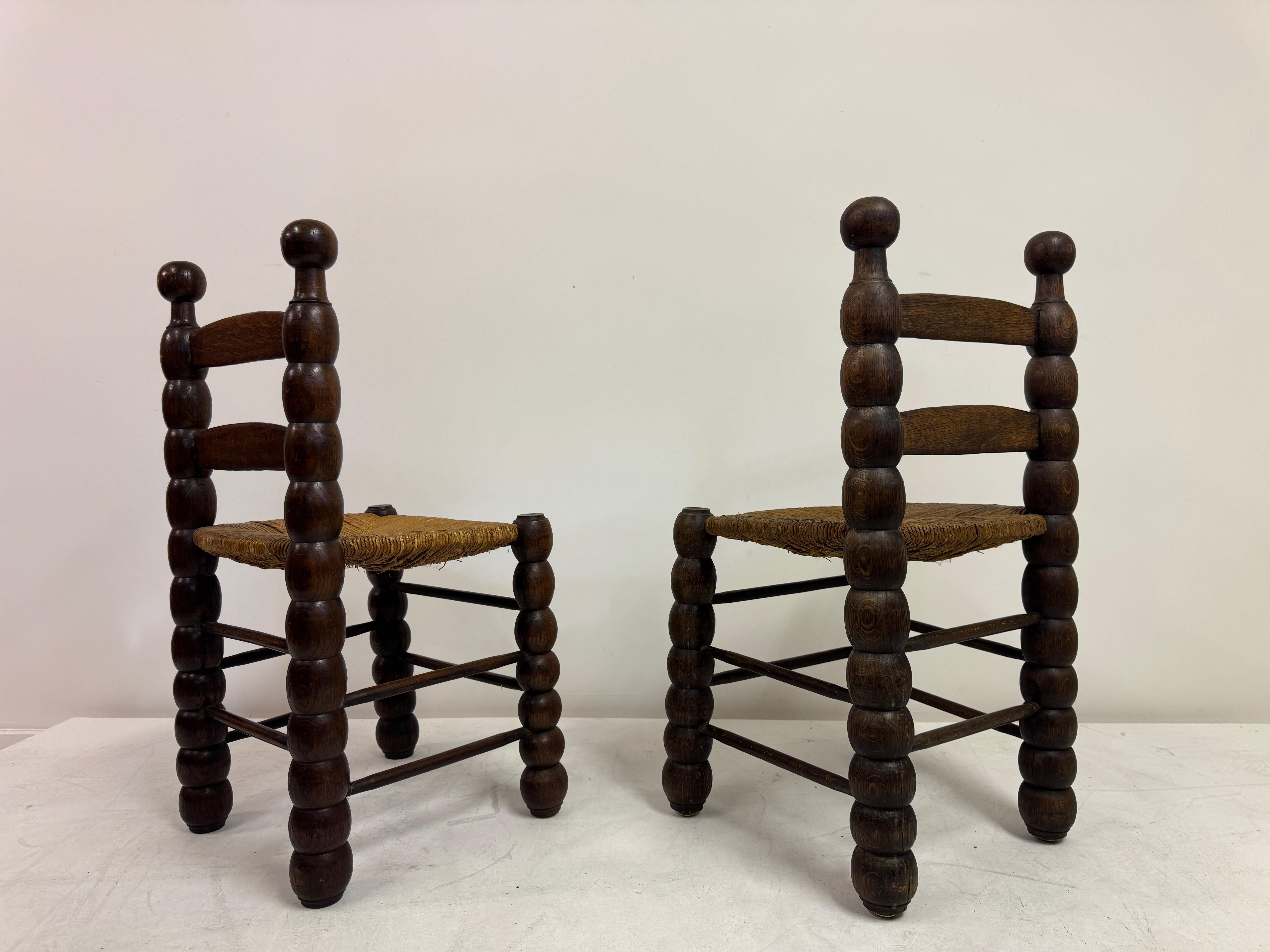 Coppia di sedie francesi in legno tornito con sedili in giunco in stile Charles Dudouyt in vendita 5
