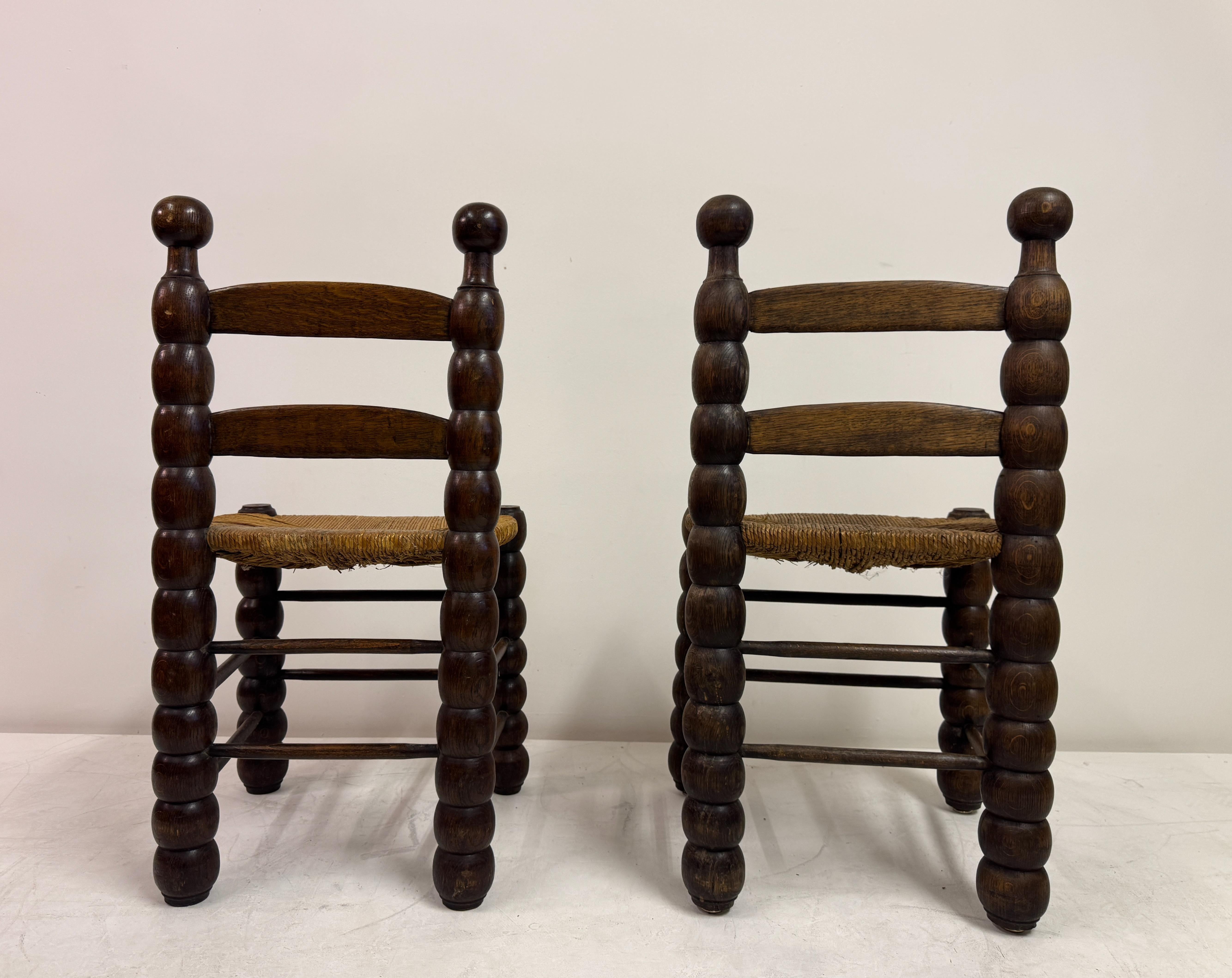 Coppia di sedie francesi in legno tornito con sedili in giunco in stile Charles Dudouyt in vendita 6
