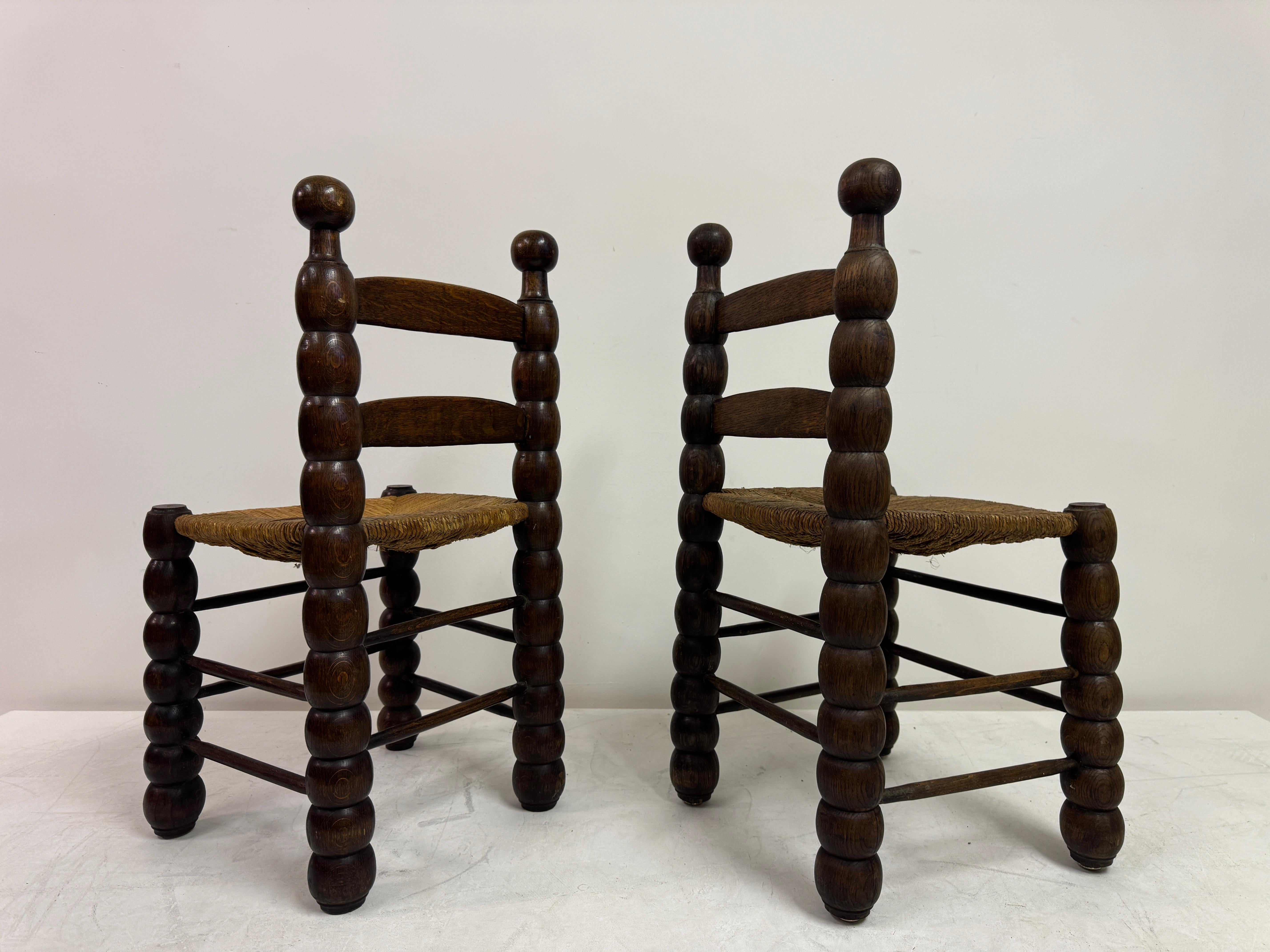 Coppia di sedie francesi in legno tornito con sedili in giunco in stile Charles Dudouyt in vendita 7