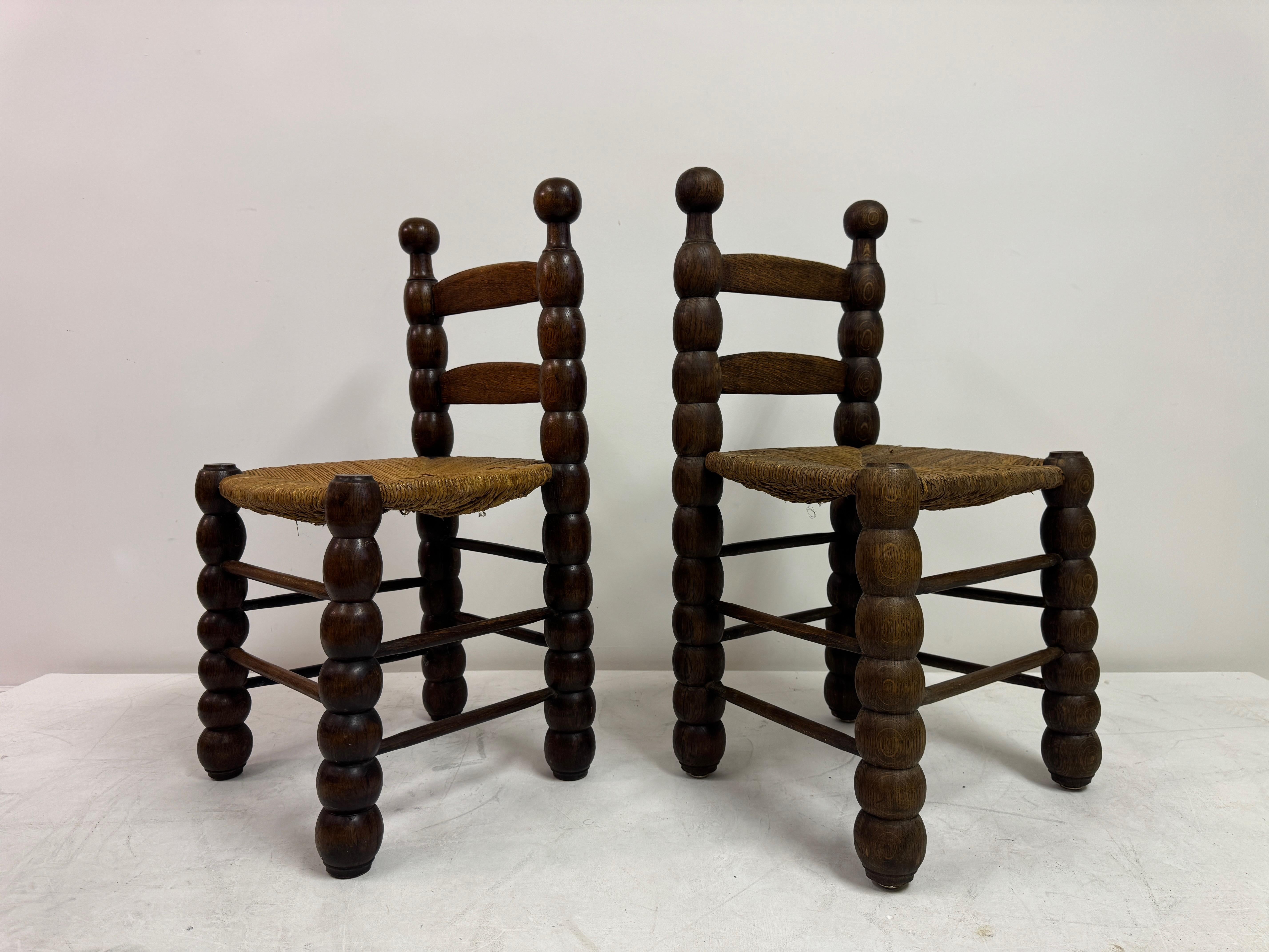 Coppia di sedie francesi in legno tornito con sedili in giunco in stile Charles Dudouyt in vendita 8