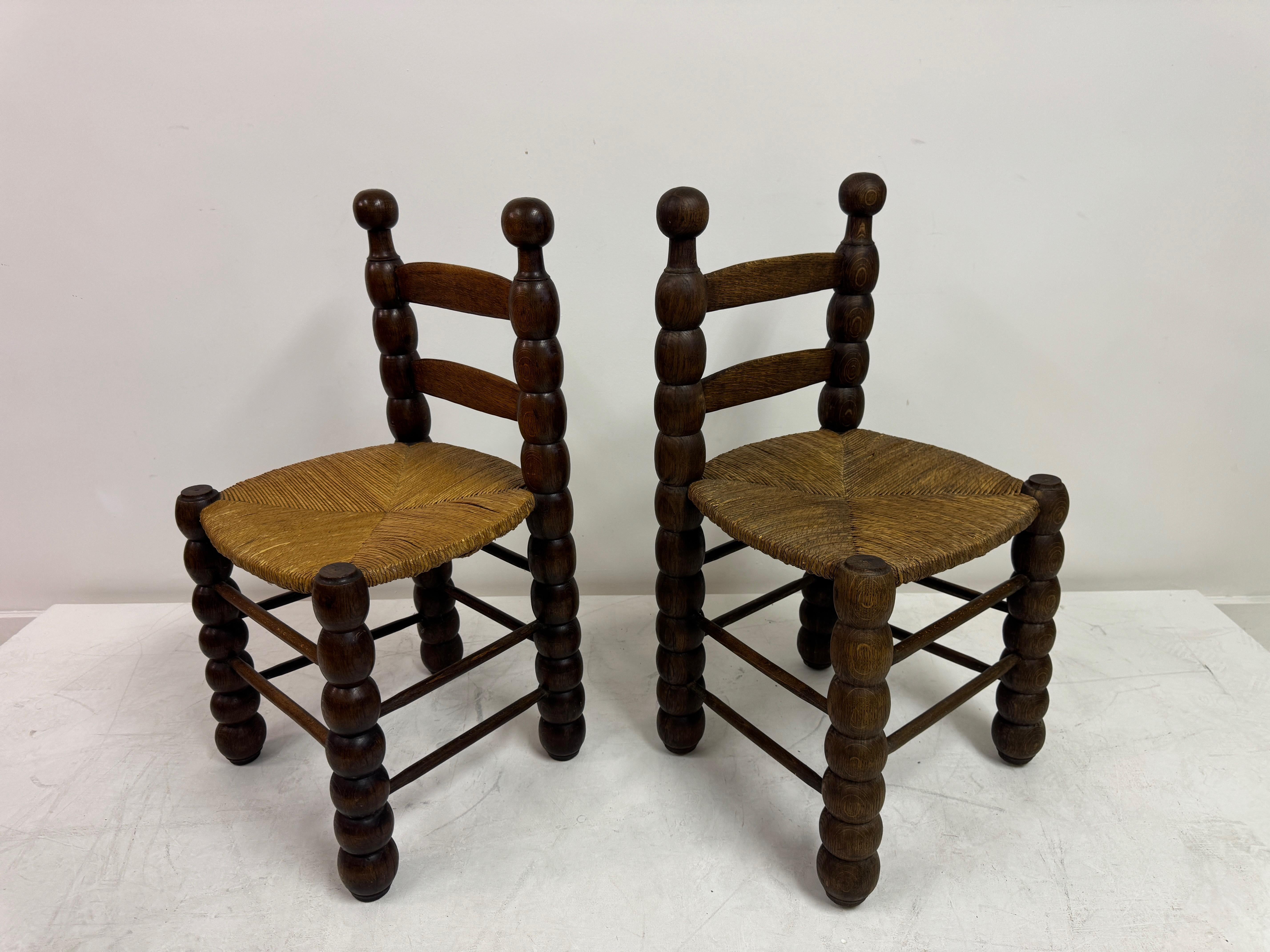 Coppia di sedie francesi in legno tornito con sedili in giunco in stile Charles Dudouyt in vendita 9