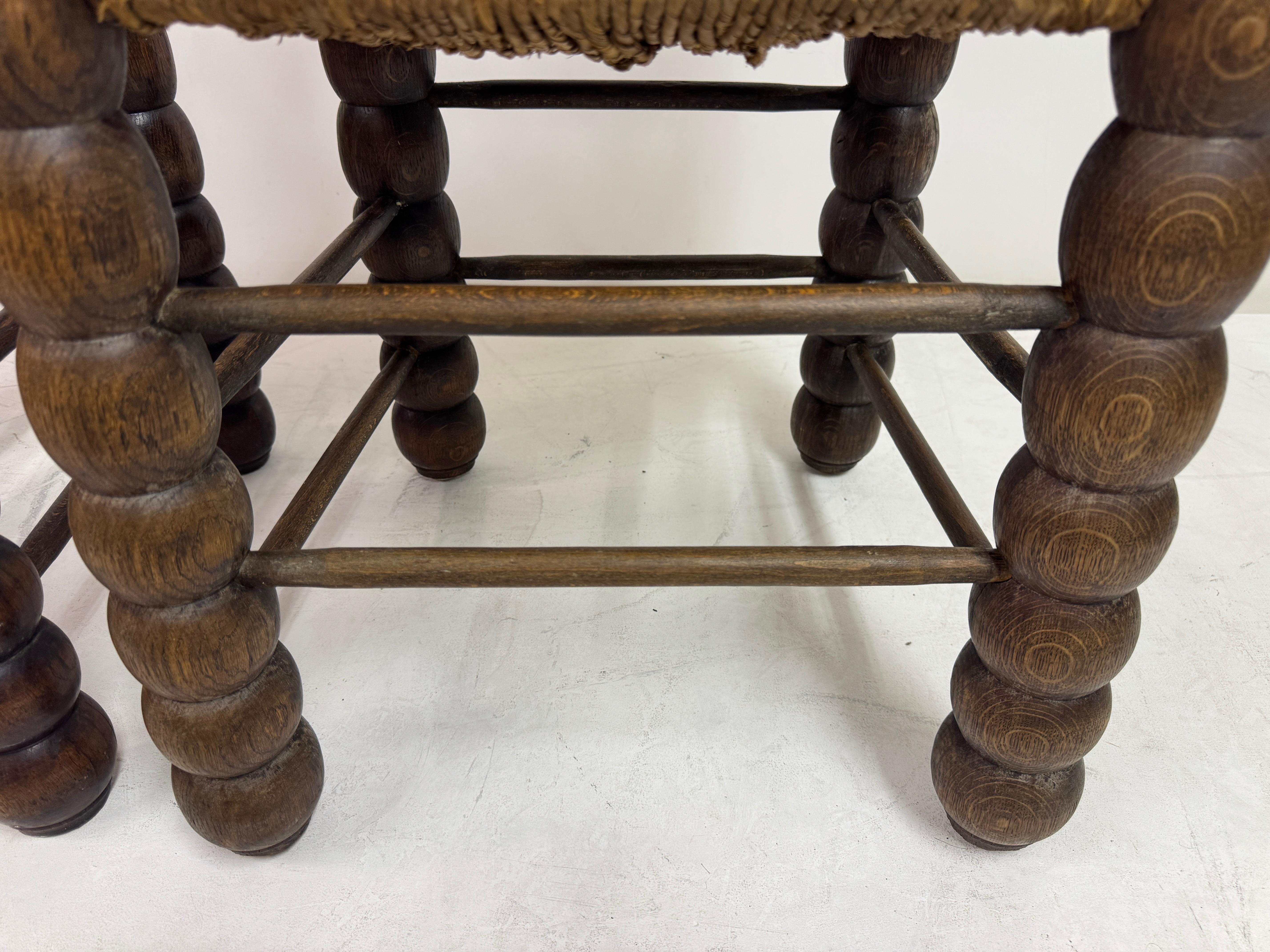 Coppia di sedie francesi in legno tornito con sedili in giunco in stile Charles Dudouyt in vendita 11
