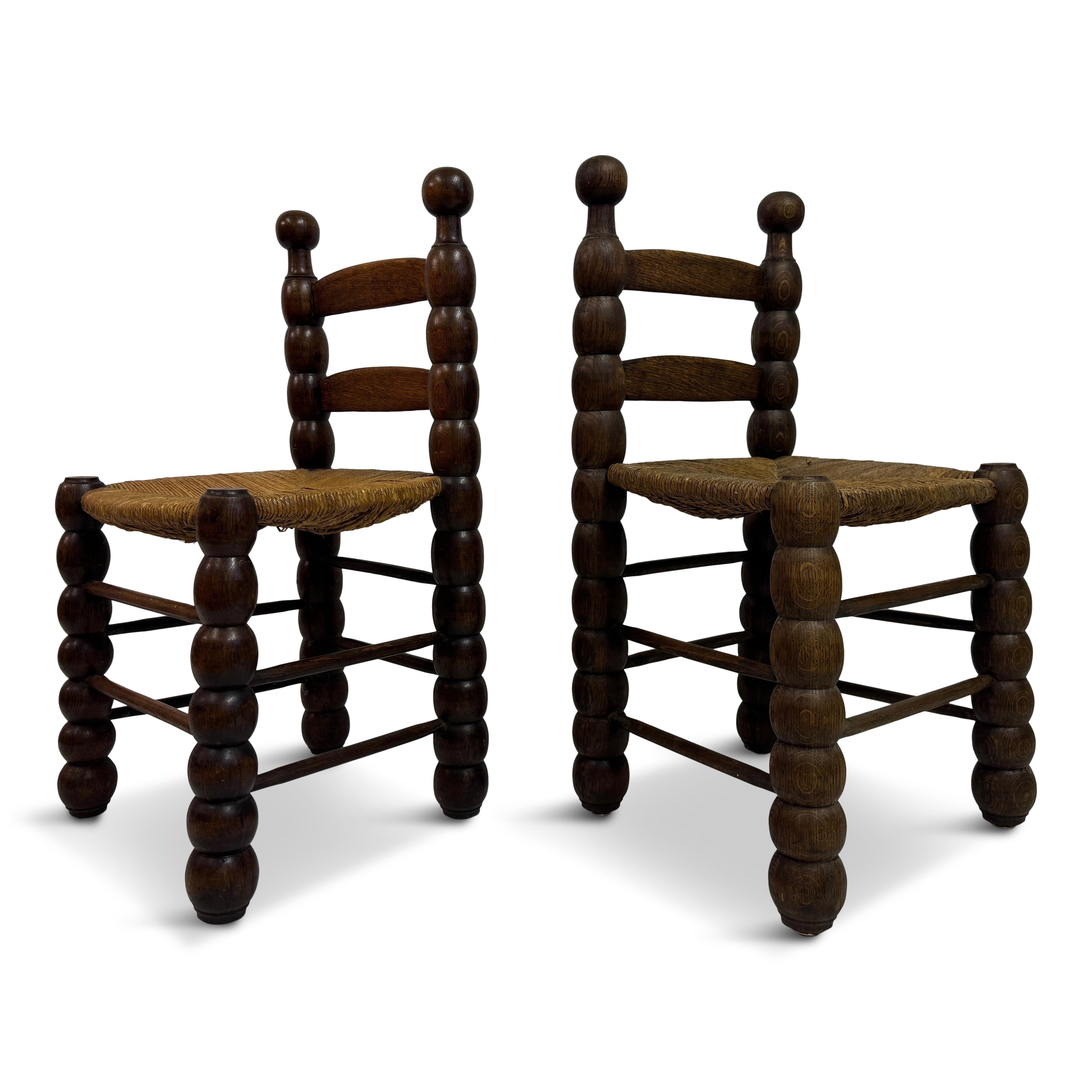 Coppia di sedie francesi in Wood tornito con sedili in giunco, nello stile di Charles Dudouyt, anni '40


Un'impressionante coppia di sedie francesi, realizzate negli anni '40 e riconducibili alla tradizione modernista rustica pionieristica di
