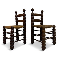 Paire de chaises françaises en bois tourné avec assise en jonc dans le style de Charles Dudouyt