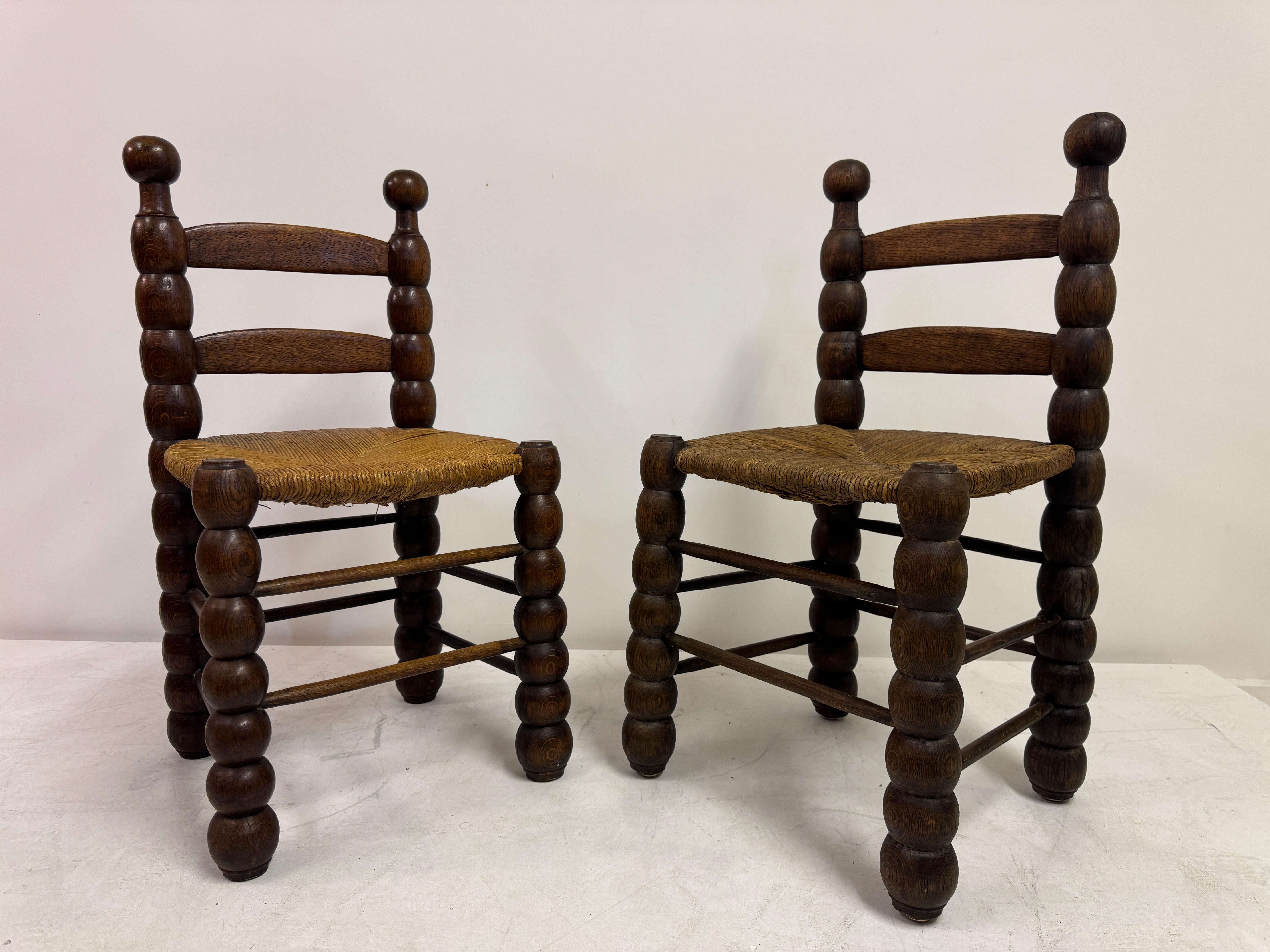 Mid-Century moderno Coppia di sedie francesi in legno tornito con sedili in giunco in stile Charles Dudouyt in vendita