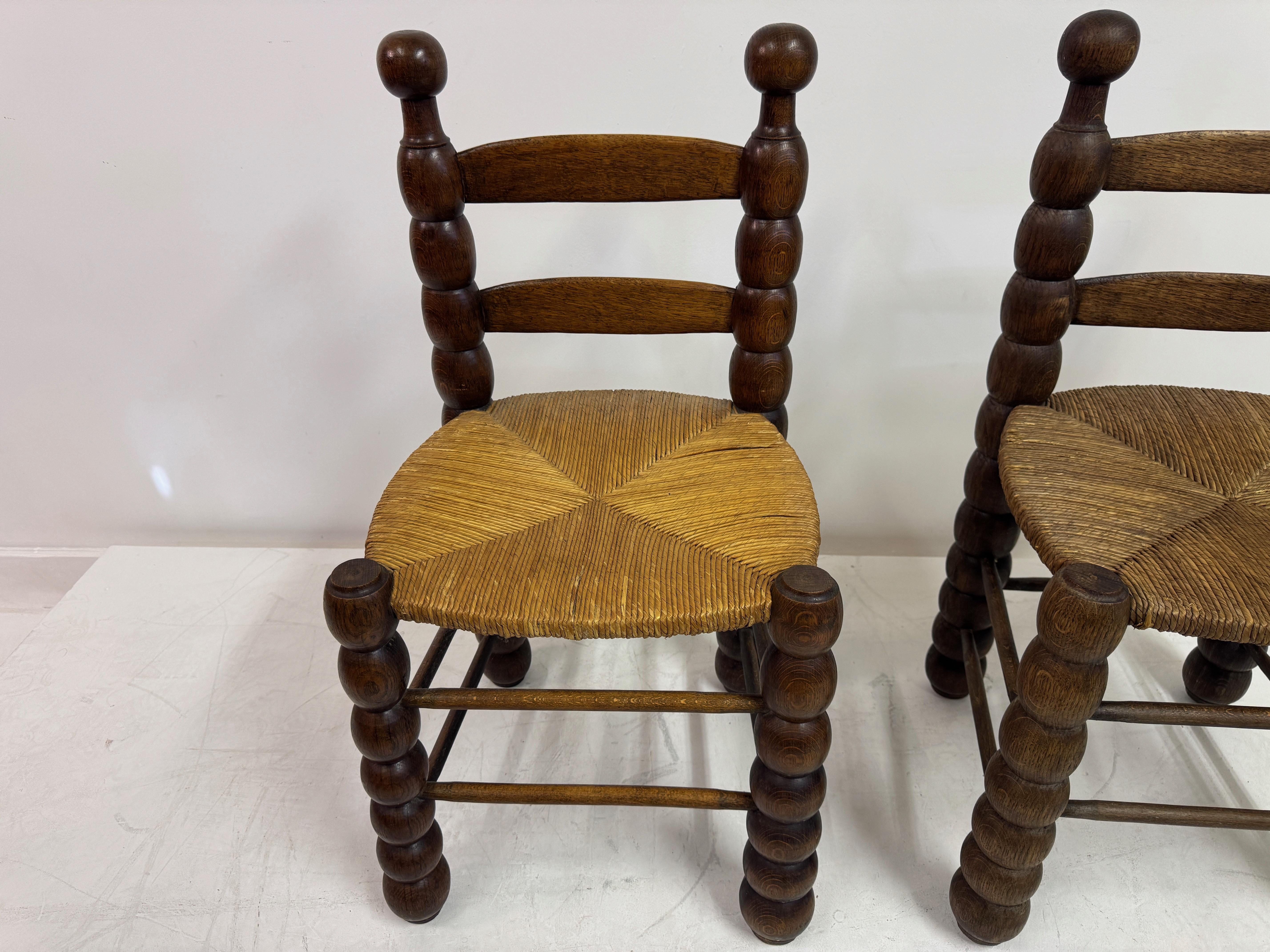 Coppia di sedie francesi in legno tornito con sedili in giunco in stile Charles Dudouyt In condizioni buone in vendita a London, London