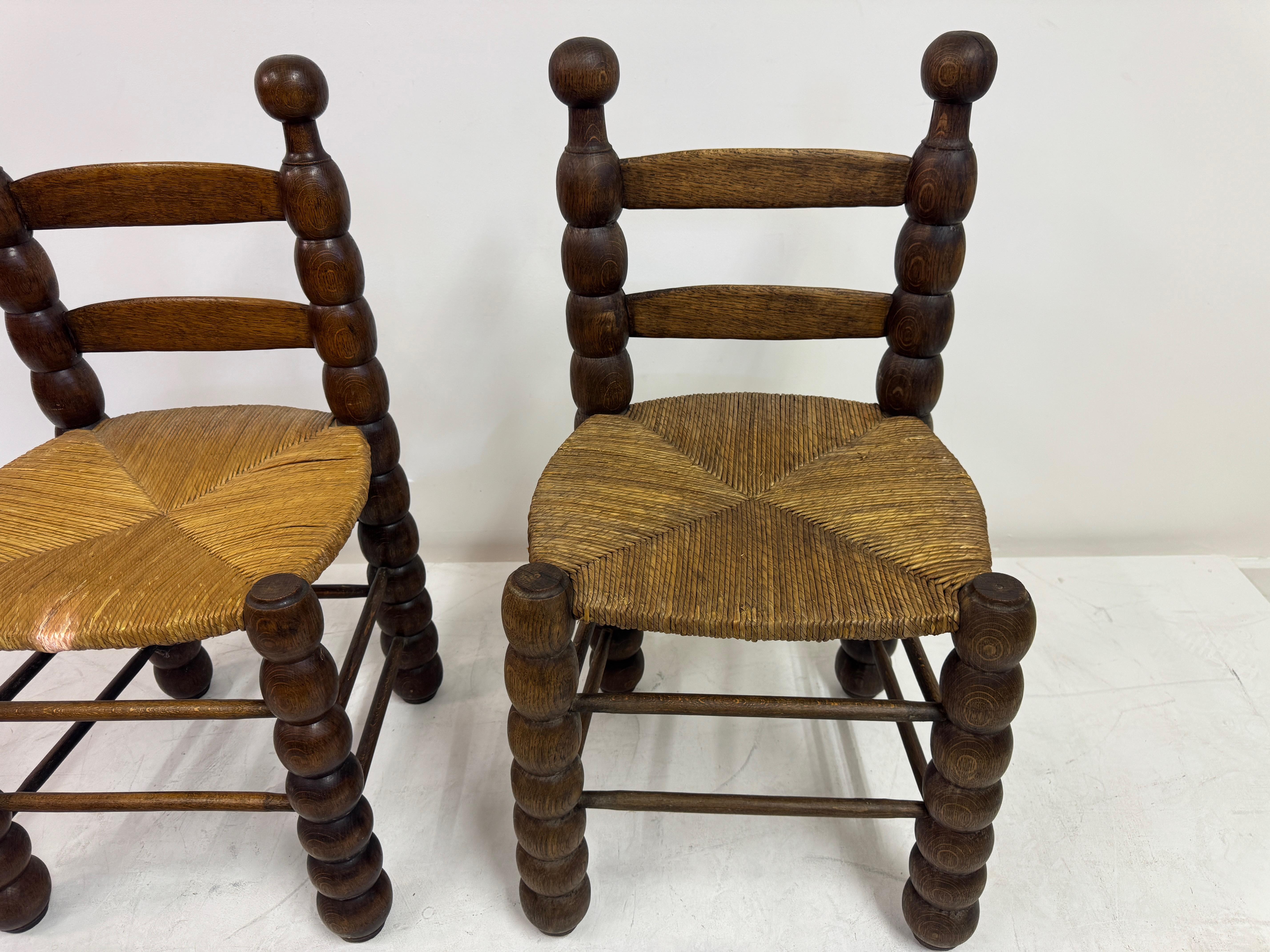 XX secolo Coppia di sedie francesi in legno tornito con sedili in giunco in stile Charles Dudouyt in vendita