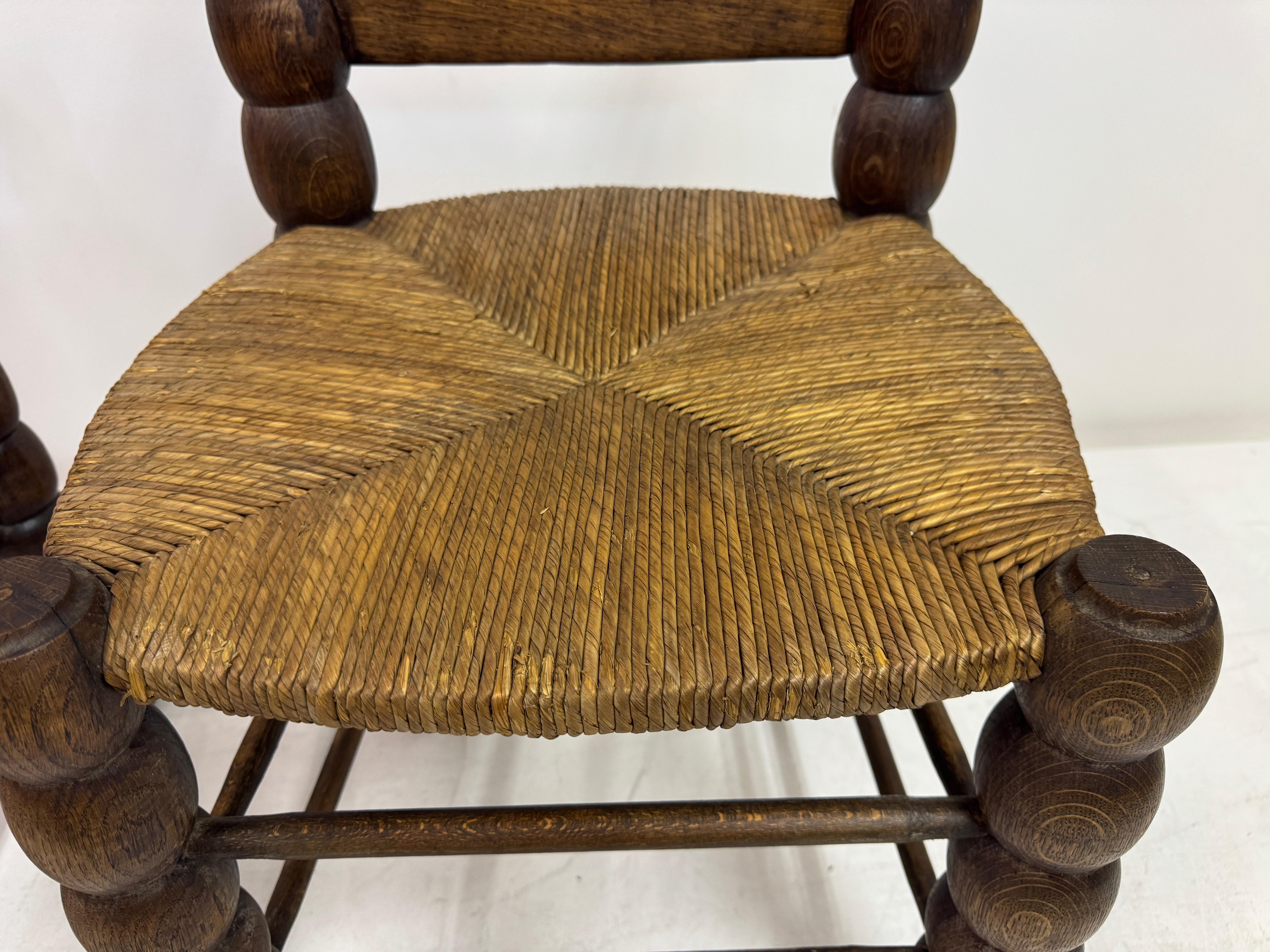 Quercia Coppia di sedie francesi in legno tornito con sedili in giunco in stile Charles Dudouyt in vendita
