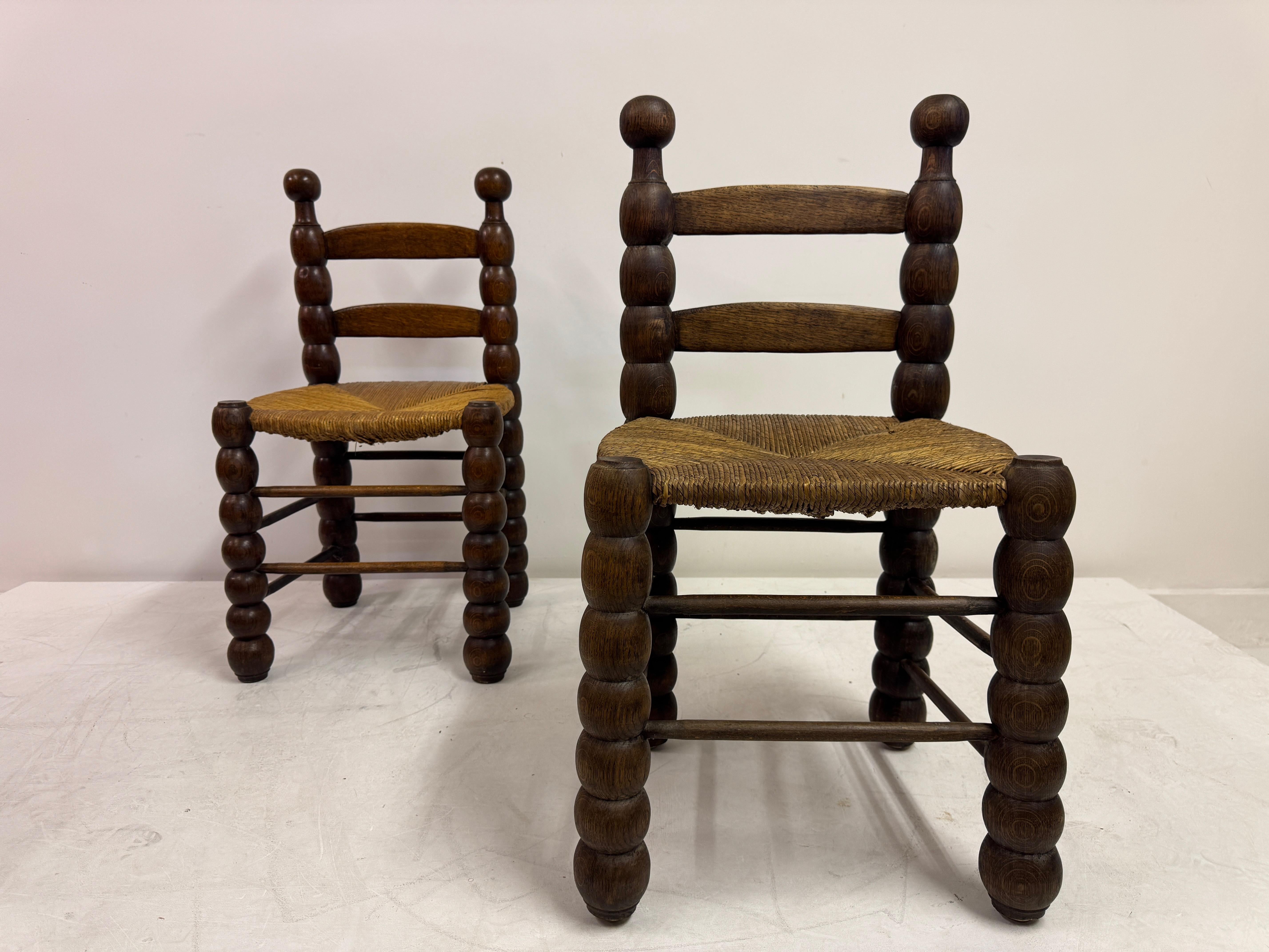 Coppia di sedie francesi in legno tornito con sedili in giunco in stile Charles Dudouyt in vendita 2