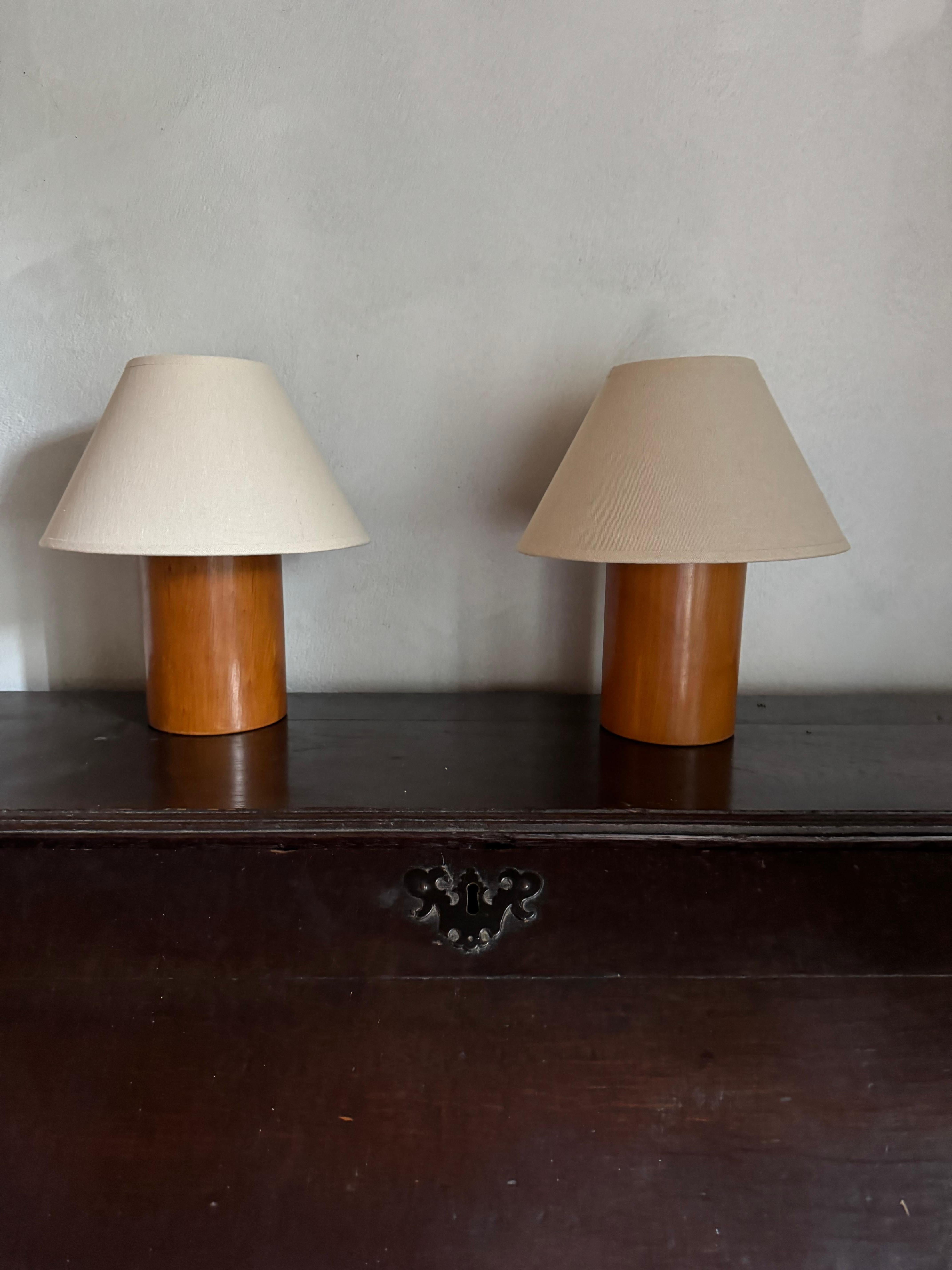 Un par de pequeñas lámparas de mesa francesas de madera torneada y pulida. Se vende recableado. No se incluyen las pantallas de exposición.
