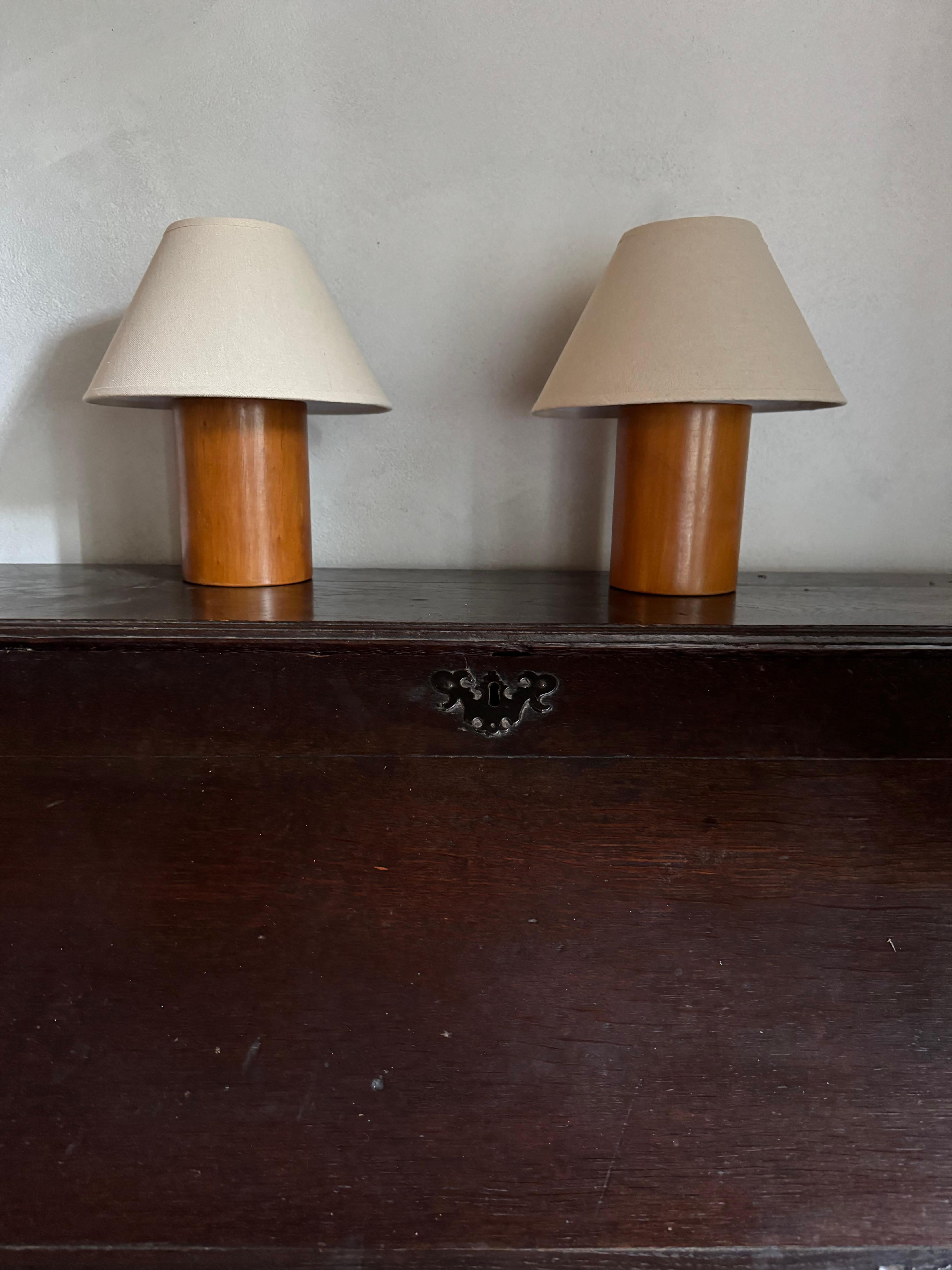 Pareja de lámparas de mesa francesas de madera torneada Moderno de mediados de siglo en venta