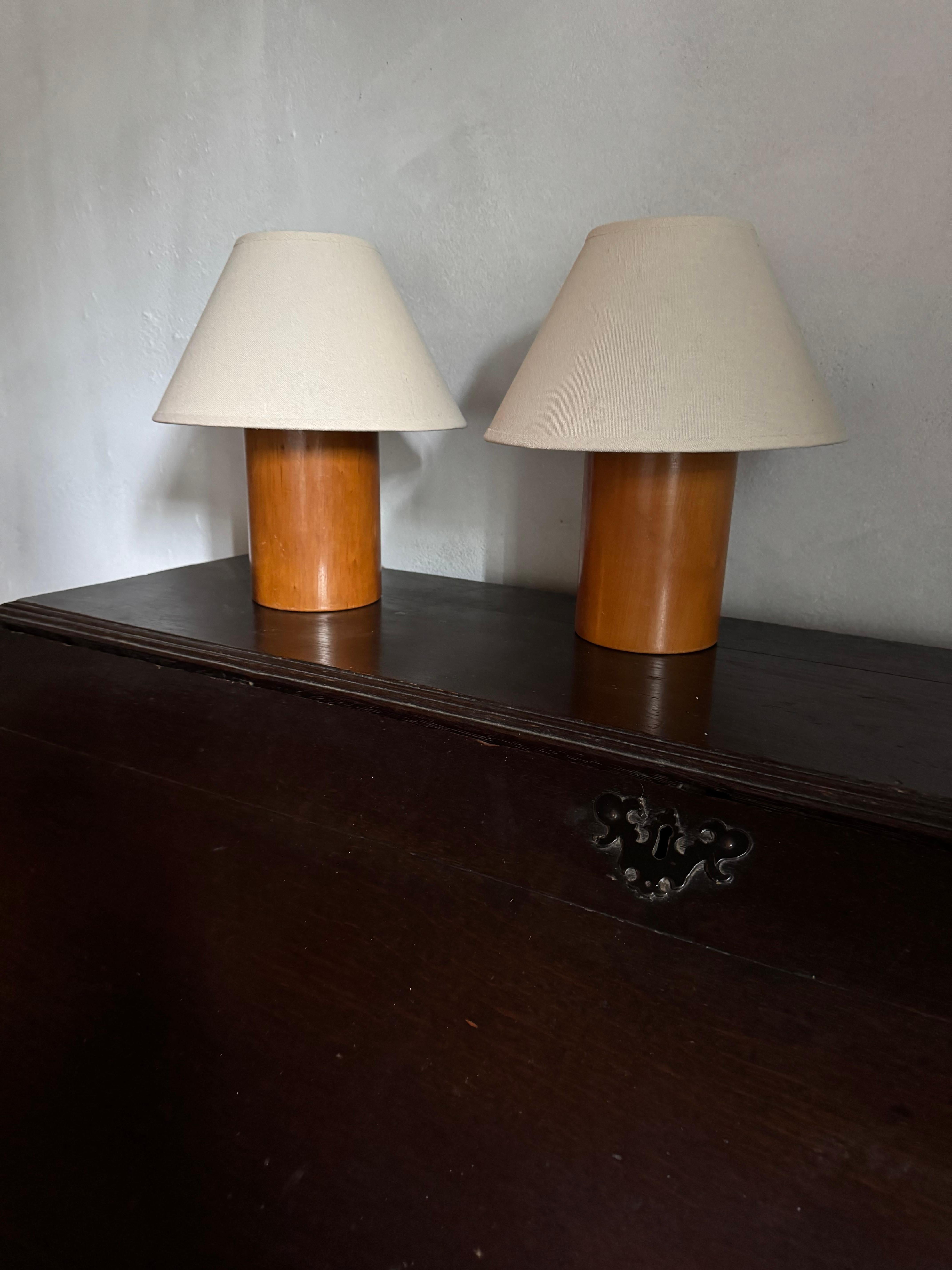 Pareja de lámparas de mesa francesas de madera torneada Francés en venta
