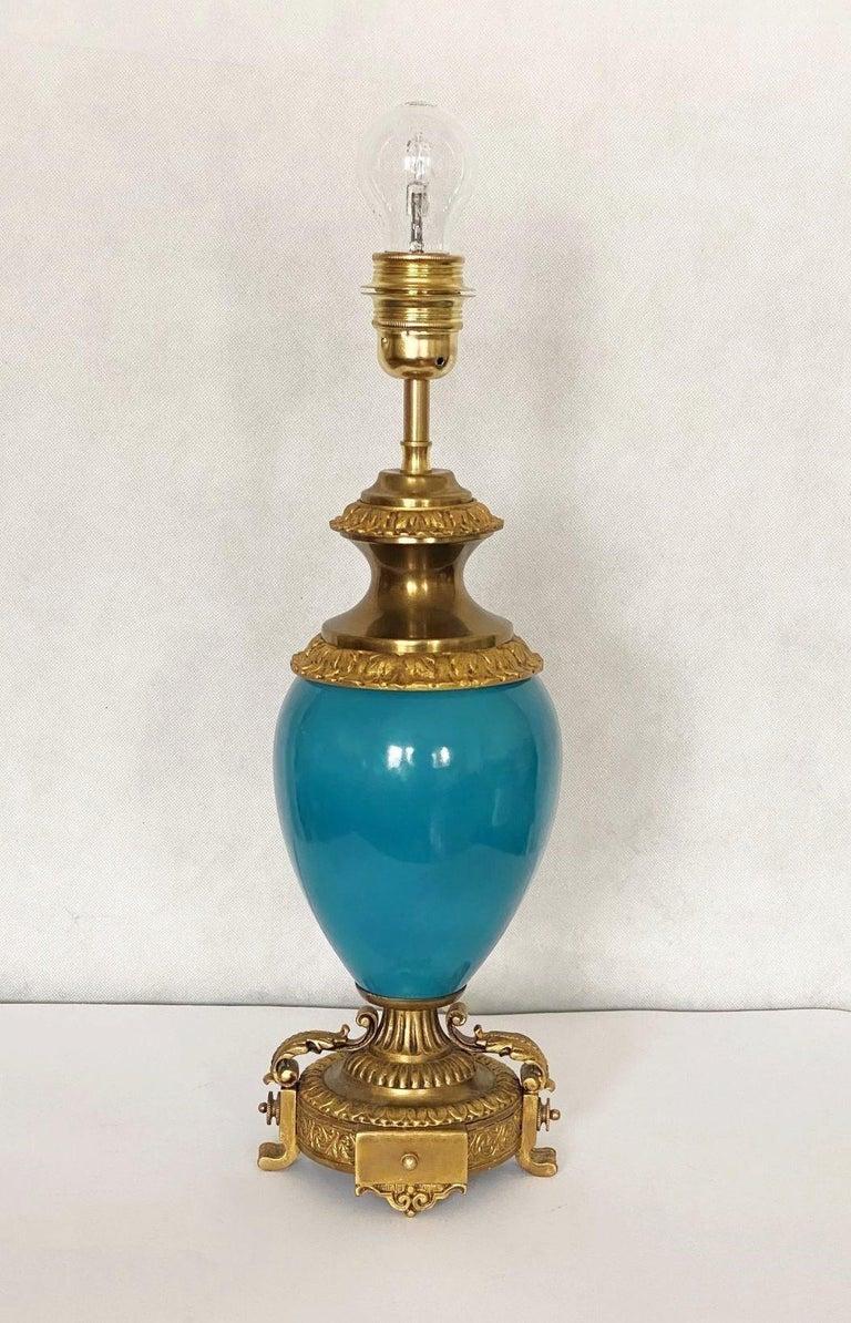 Paire de lampes de table en porcelaine bleu turquoise et bronze avec abat-jour en lin en vente 2