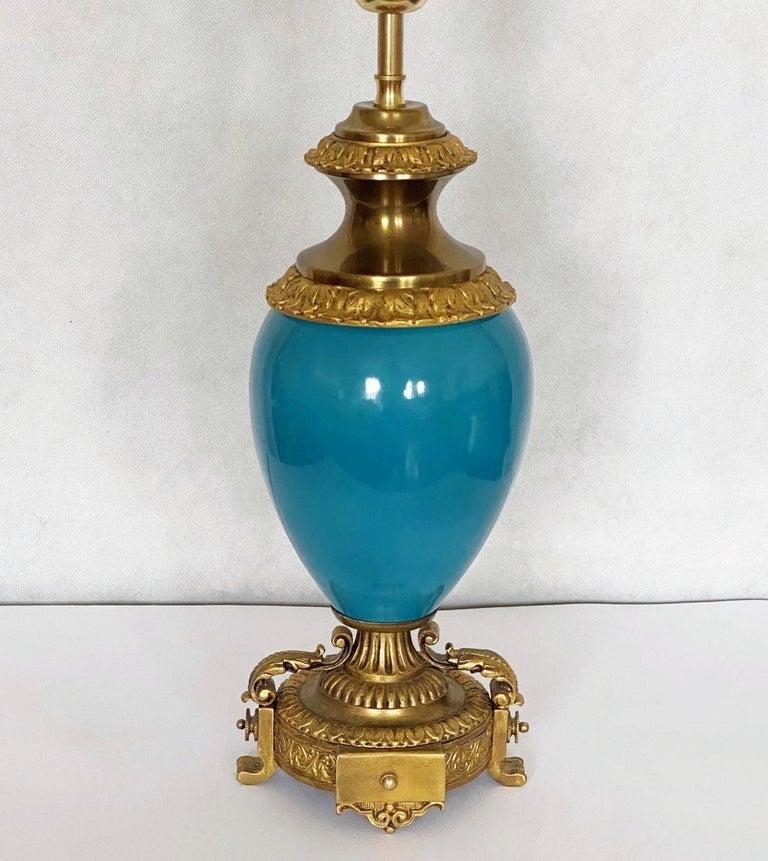 Paire de lampes de table en porcelaine bleu turquoise et bronze avec abat-jour en lin en vente 3