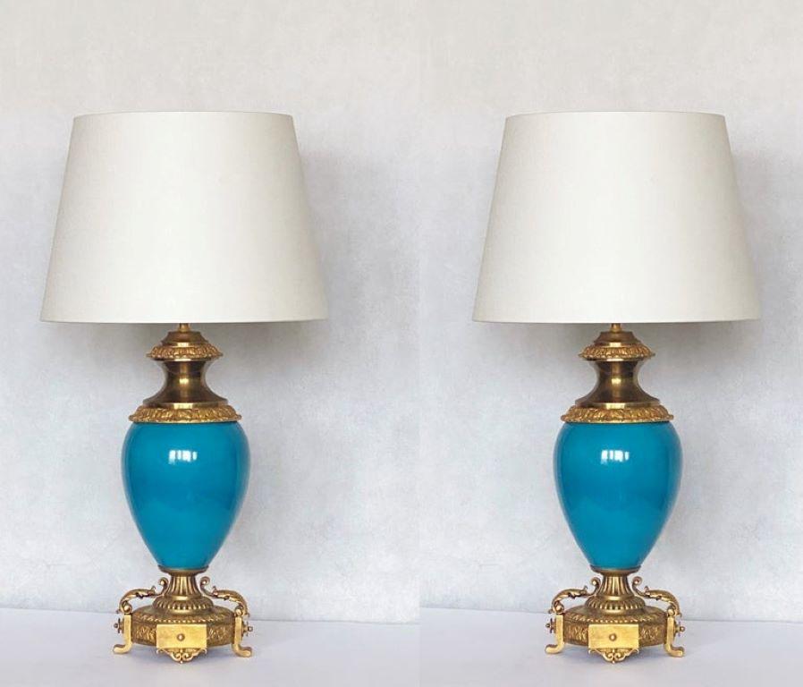 Paire de lampes de table en porcelaine bleue émaillée, montées sur bronze doré, France, début du 20e siècle. Vase en porcelaine reposant sur une base en bronze magnifiquement élaborée. Les deux vases en porcelaine sont en très bon état, couleurs