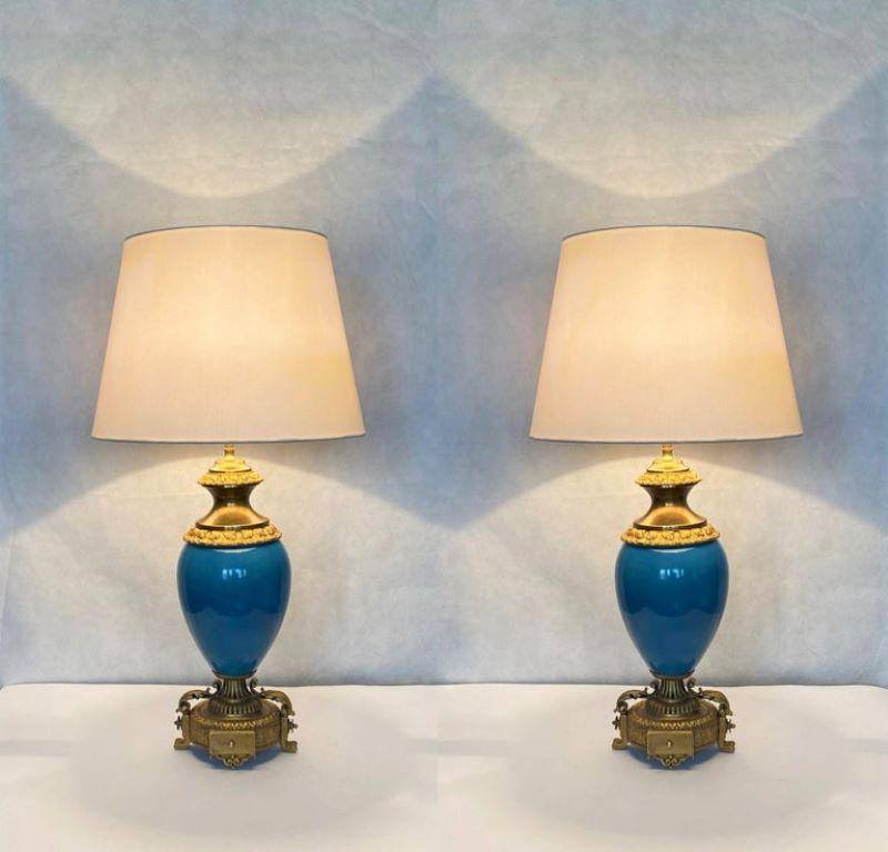 Louis XV Paire de lampes de table en porcelaine bleu turquoise et bronze avec abat-jour en lin en vente