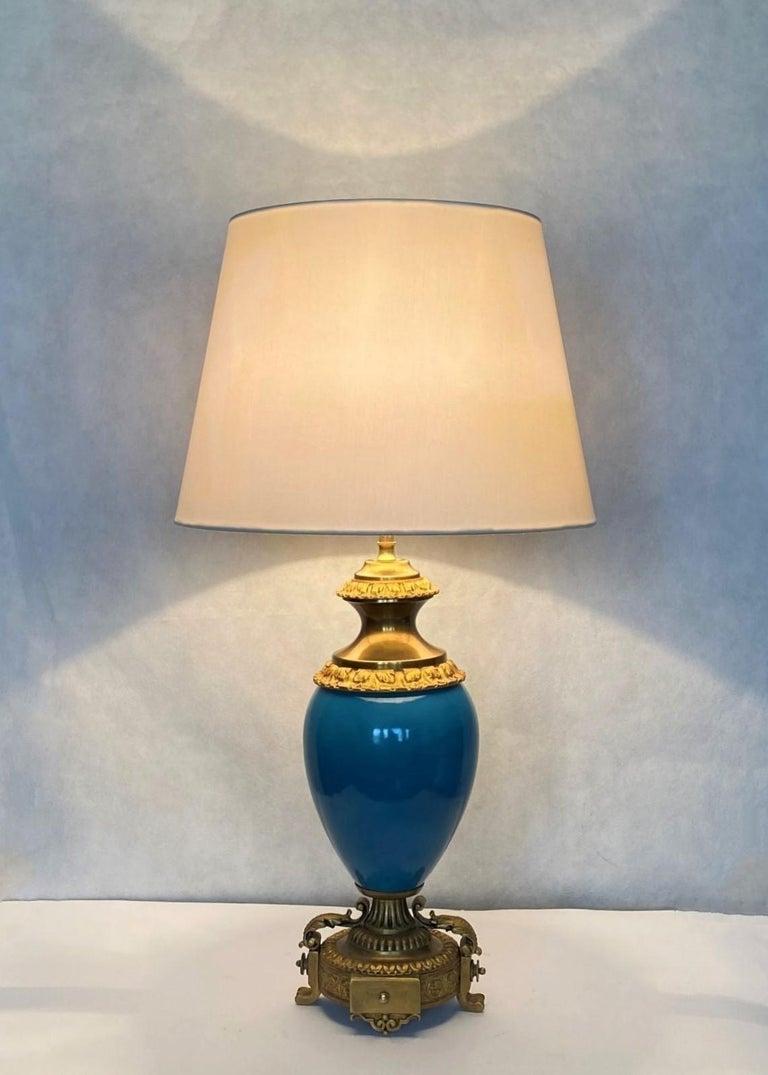 Français Paire de lampes de table en porcelaine bleu turquoise et bronze avec abat-jour en lin en vente