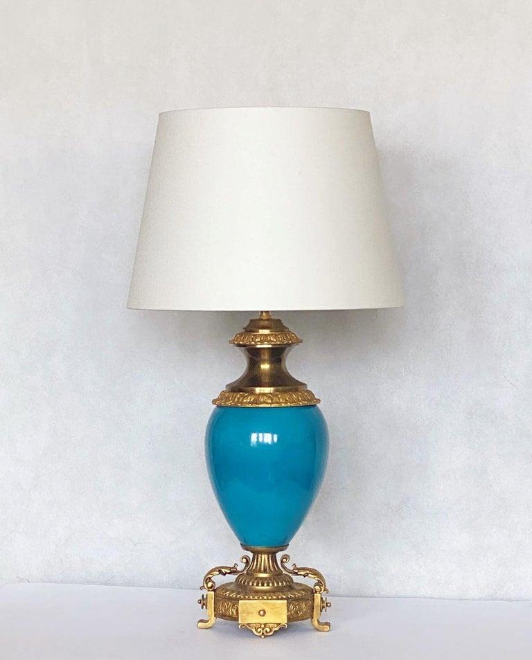 Doré Paire de lampes de table en porcelaine bleu turquoise et bronze avec abat-jour en lin en vente