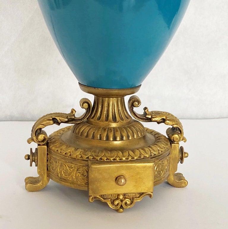 Bronze Paire de lampes de table en porcelaine bleu turquoise et bronze avec abat-jour en lin en vente