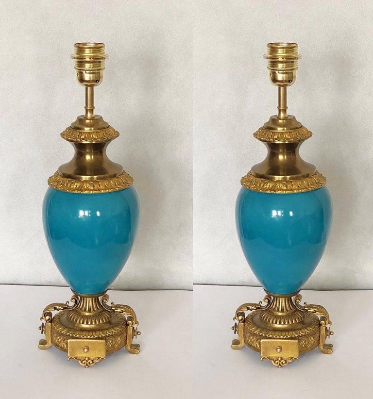 Paire de lampes de table en porcelaine bleu turquoise et bronze avec abat-jour en lin en vente 1