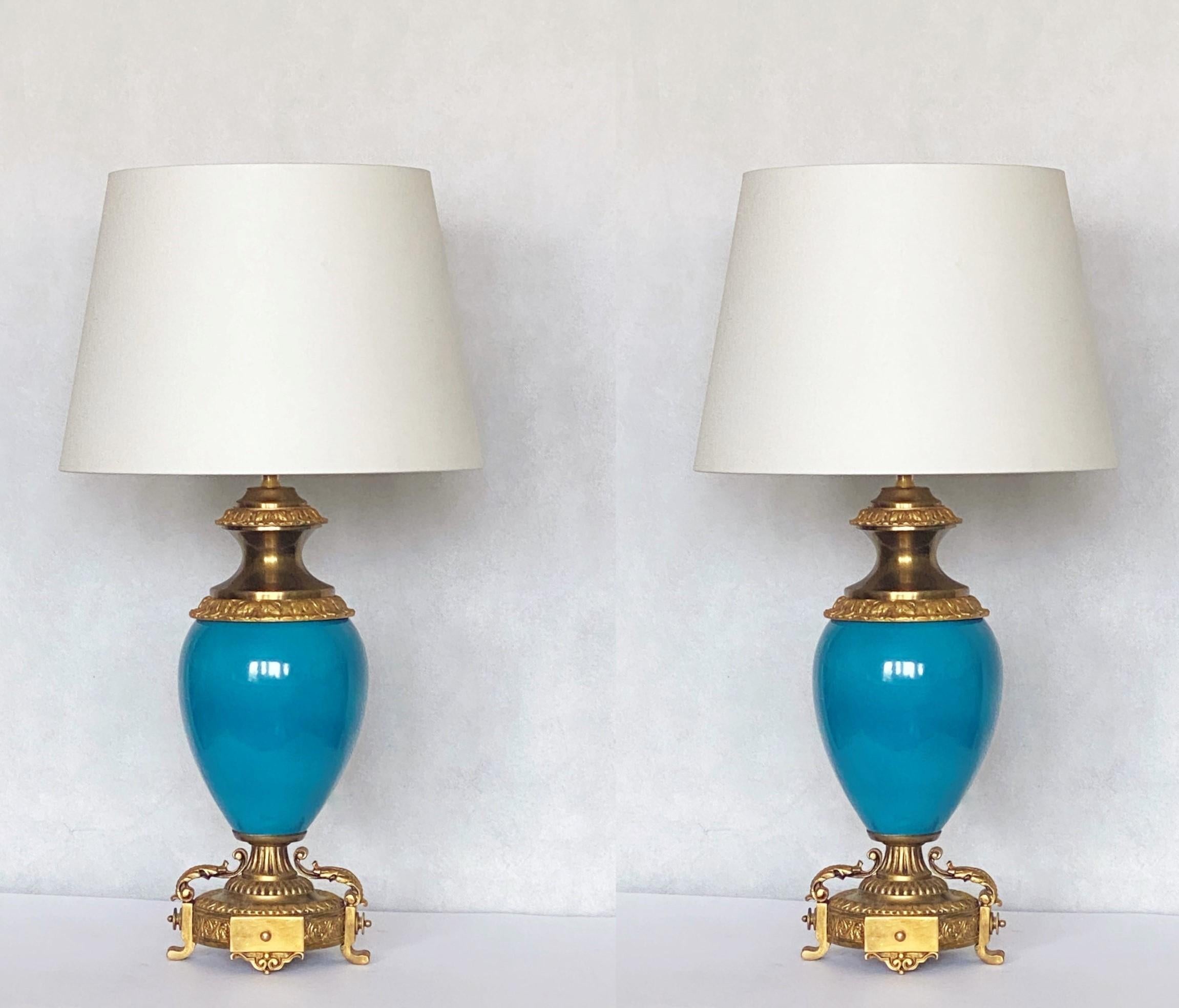 Ein Paar Tischlampen aus blauem glasiertem Porzellan mit vergoldeter Bronze, Frankreich, frühes 20. Jahrhundert. Porzellanvase auf schön ausgearbeitetem Bronzesockel. Beide Porzellanvasen sind in sehr gutem Zustand, Farbe sehr gut erhalten (Bilder