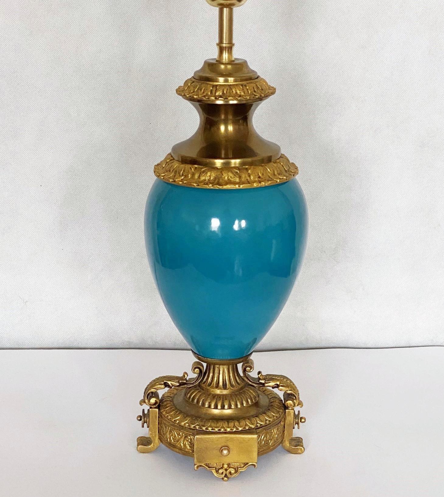 Paar glasierte blaue Porzellan-Bronze-Tischlampen, 1920er Jahre  im Zustand „Gut“ im Angebot in Frankfurt am Main, DE