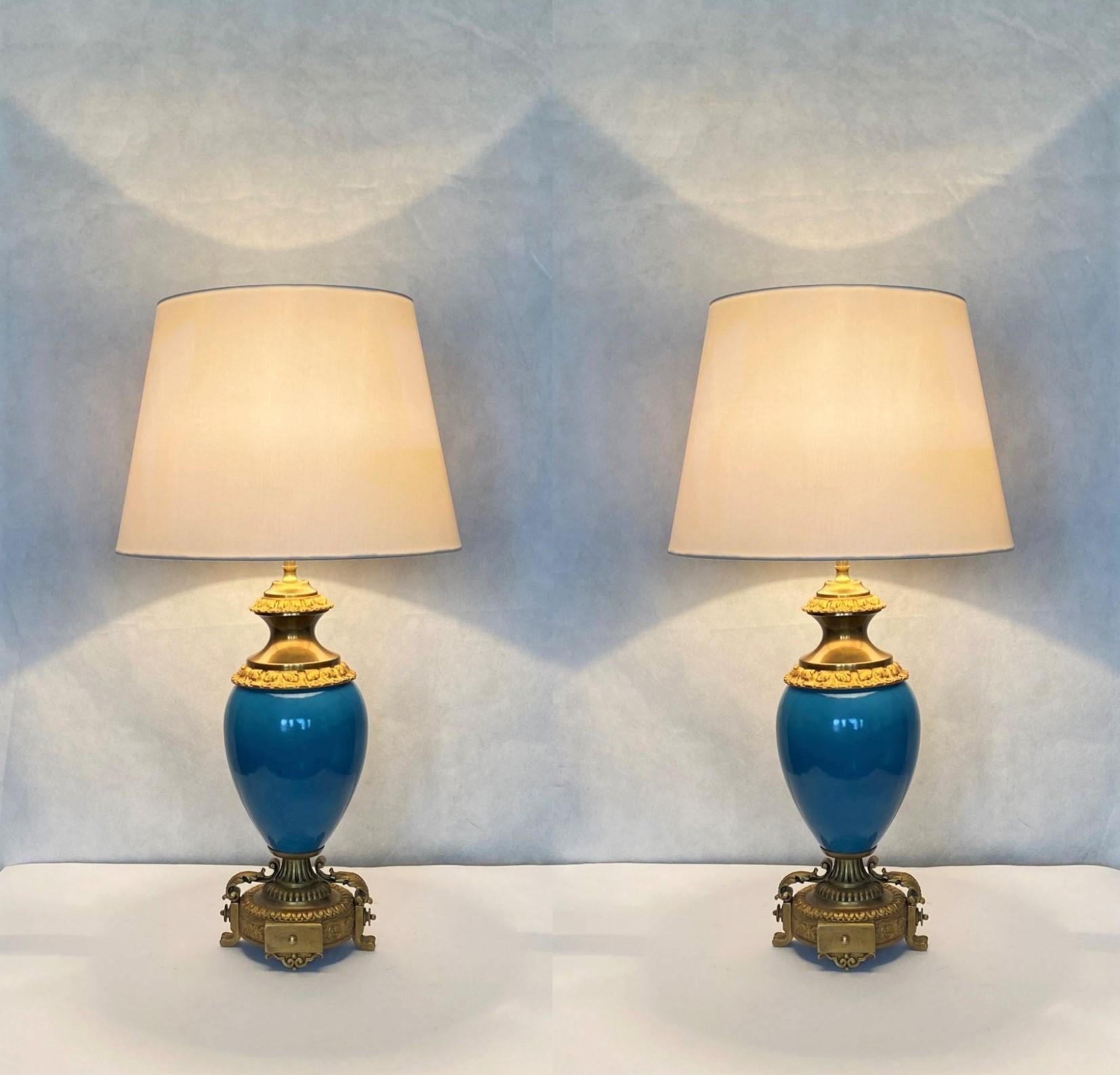 Paar glasierte blaue Porzellan-Bronze-Tischlampen, 1920er Jahre  (Textil) im Angebot