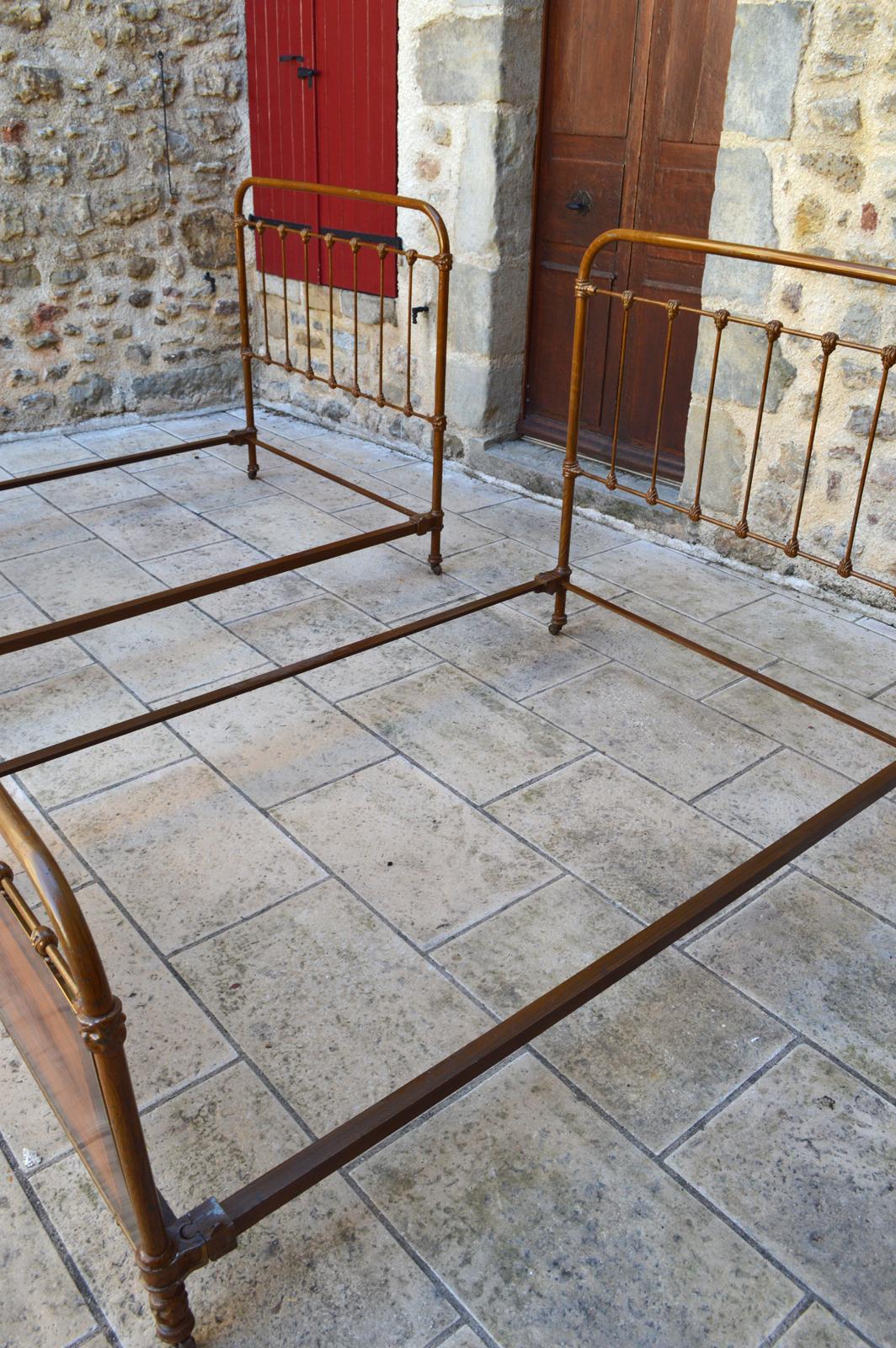 Pair of French Twin Beds, Cast Iron Fake Wood, Brass and Marquetry, circa 1910 For Sale 14