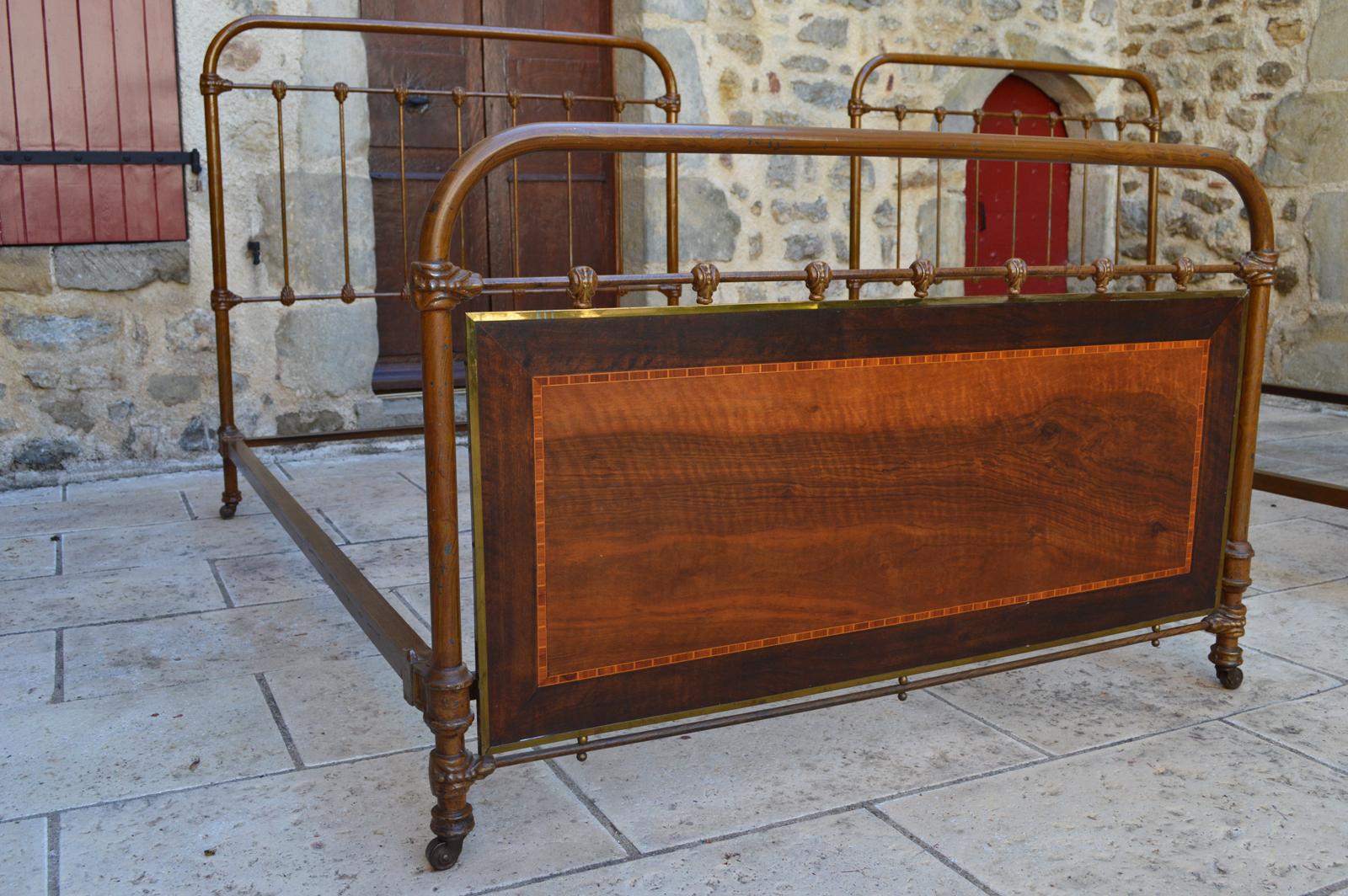 Pair of French Twin Beds, Cast Iron Fake Wood, Brass and Marquetry, circa 1910 In Good Condition For Sale In L'Etang, FR