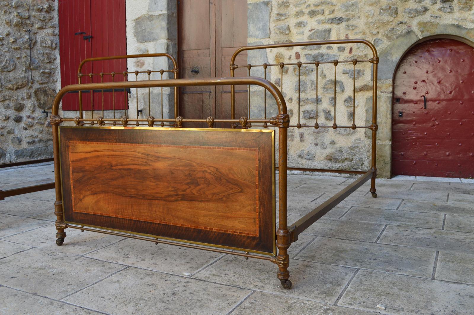 Early 20th Century Pair of French Twin Beds, Cast Iron Fake Wood, Brass and Marquetry, circa 1910 For Sale