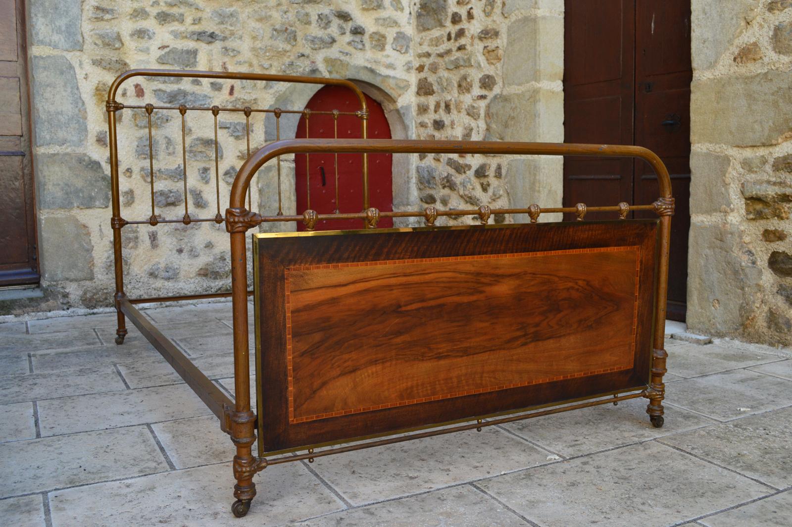 Pair of French Twin Beds, Cast Iron Fake Wood, Brass and Marquetry, circa 1910 For Sale 1