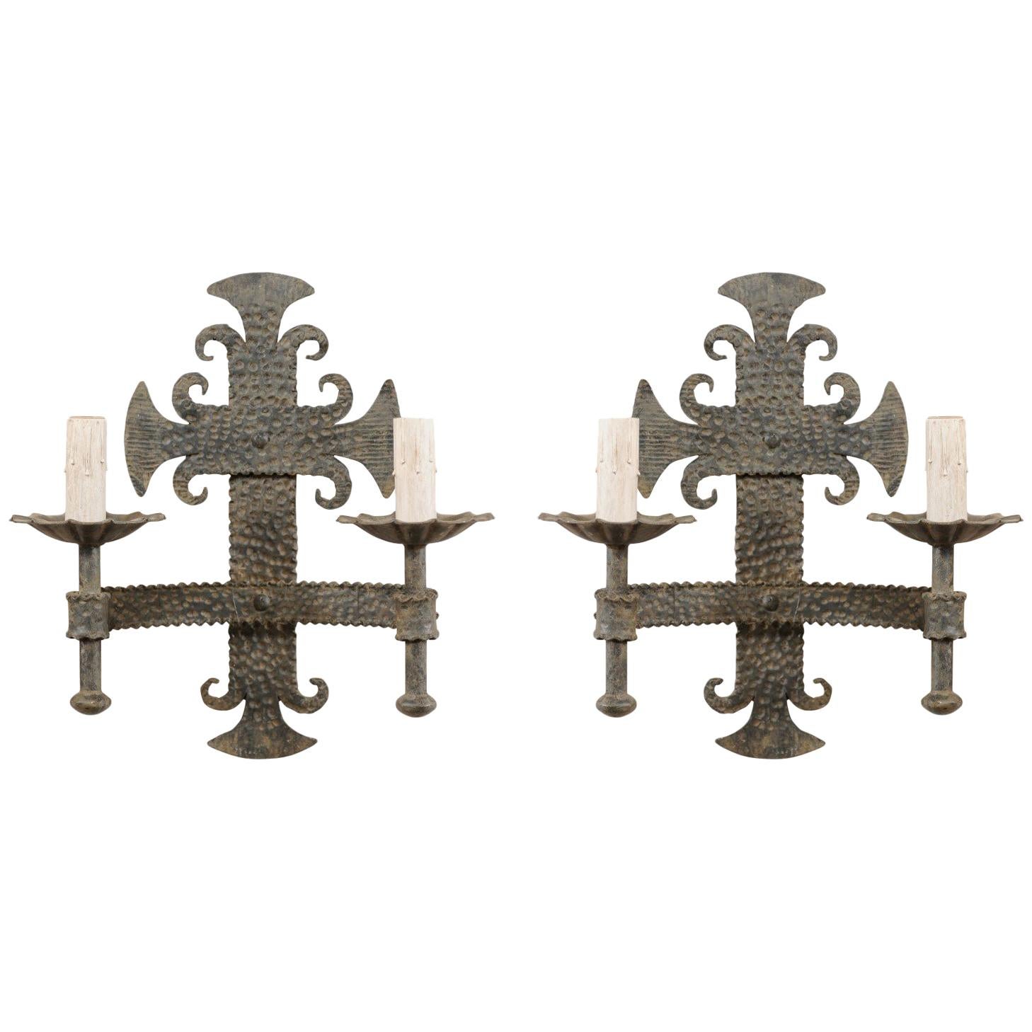 Paire d'appliques françaises à deux lumières en métal martelé avec motifs de Fleur Des Lis