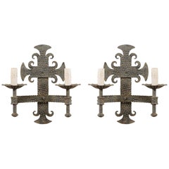 Paire d'appliques françaises à deux lumières en métal martelé avec motifs de Fleur Des Lis