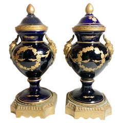 Paire de vases français en porcelaine de Sèvres et bronze du début du 20e siècle