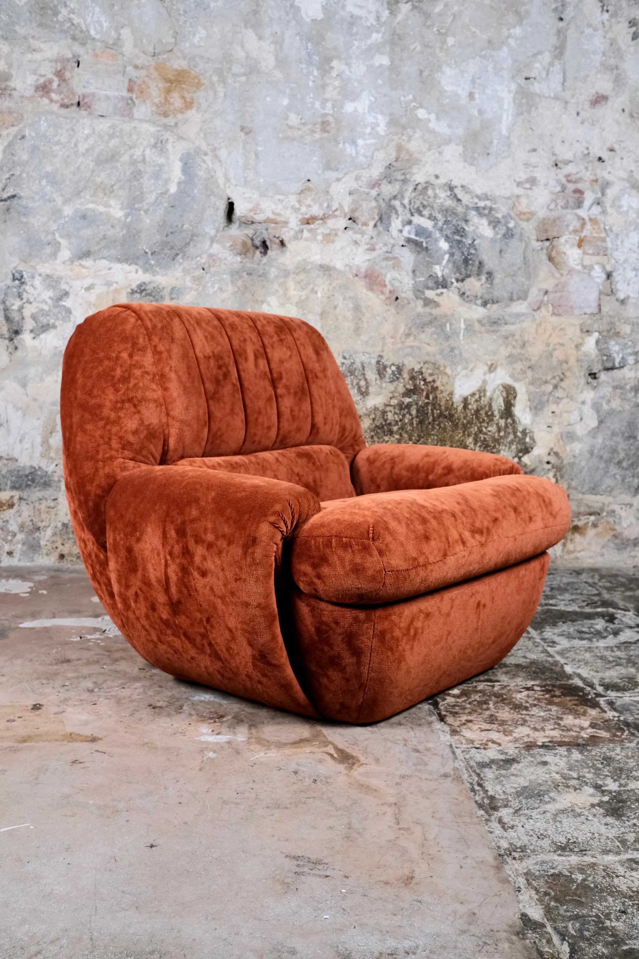 Paire de fauteuils français en velours, années 1970 en vente 3