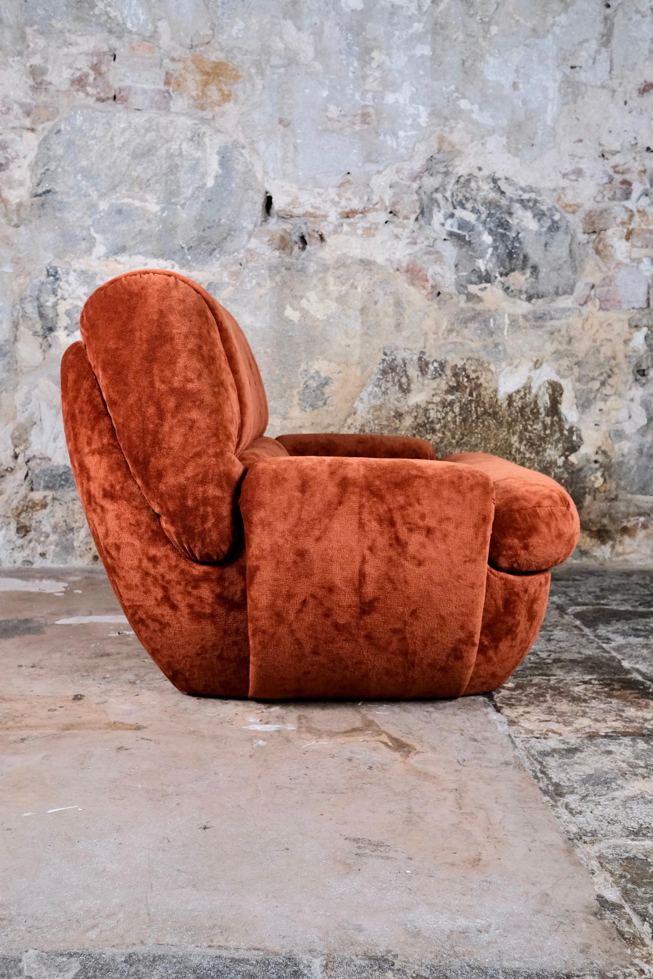Paire de fauteuils français en velours, années 1970 en vente 4