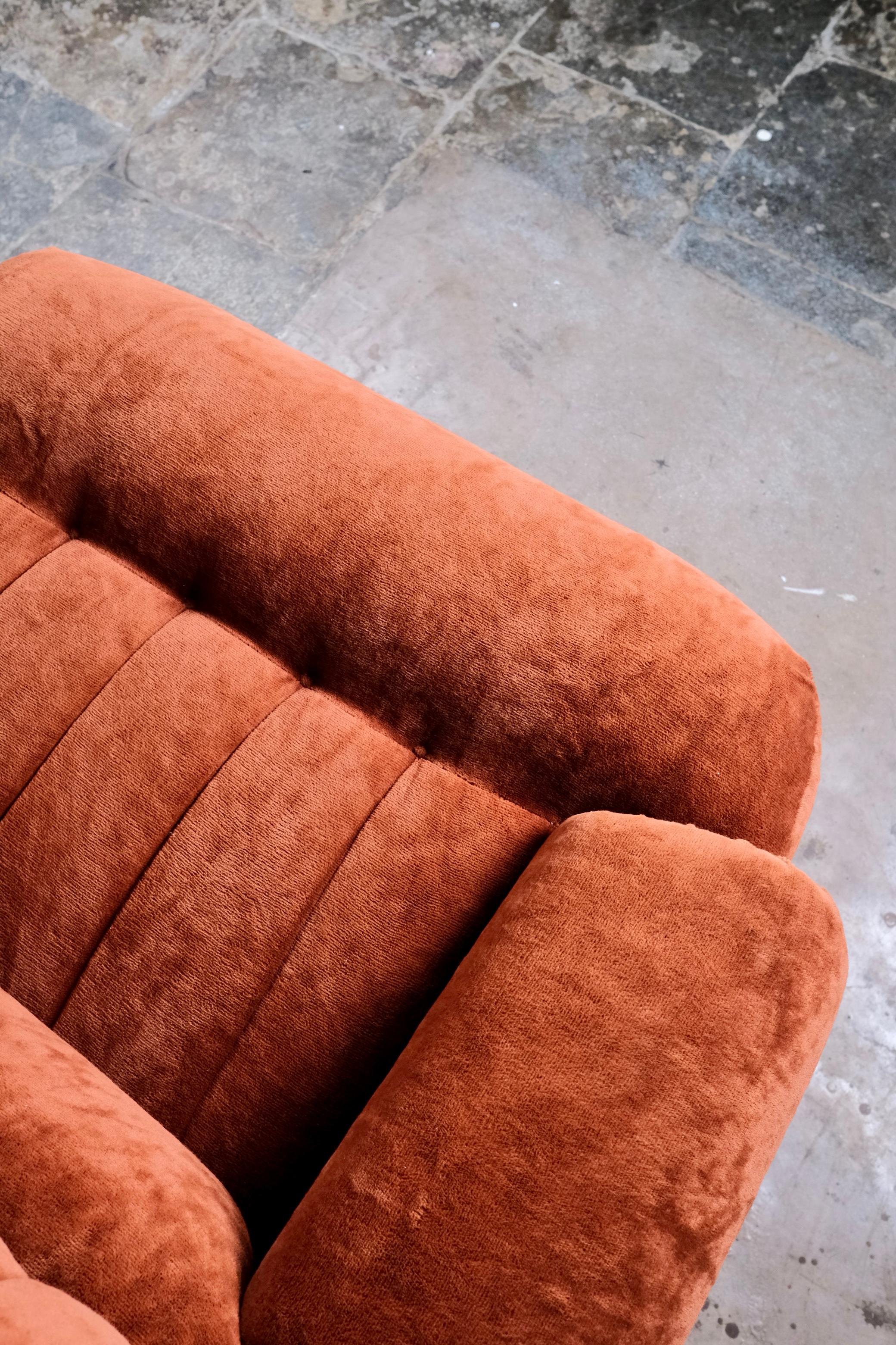 Paire de fauteuils français en velours, années 1970 en vente 7