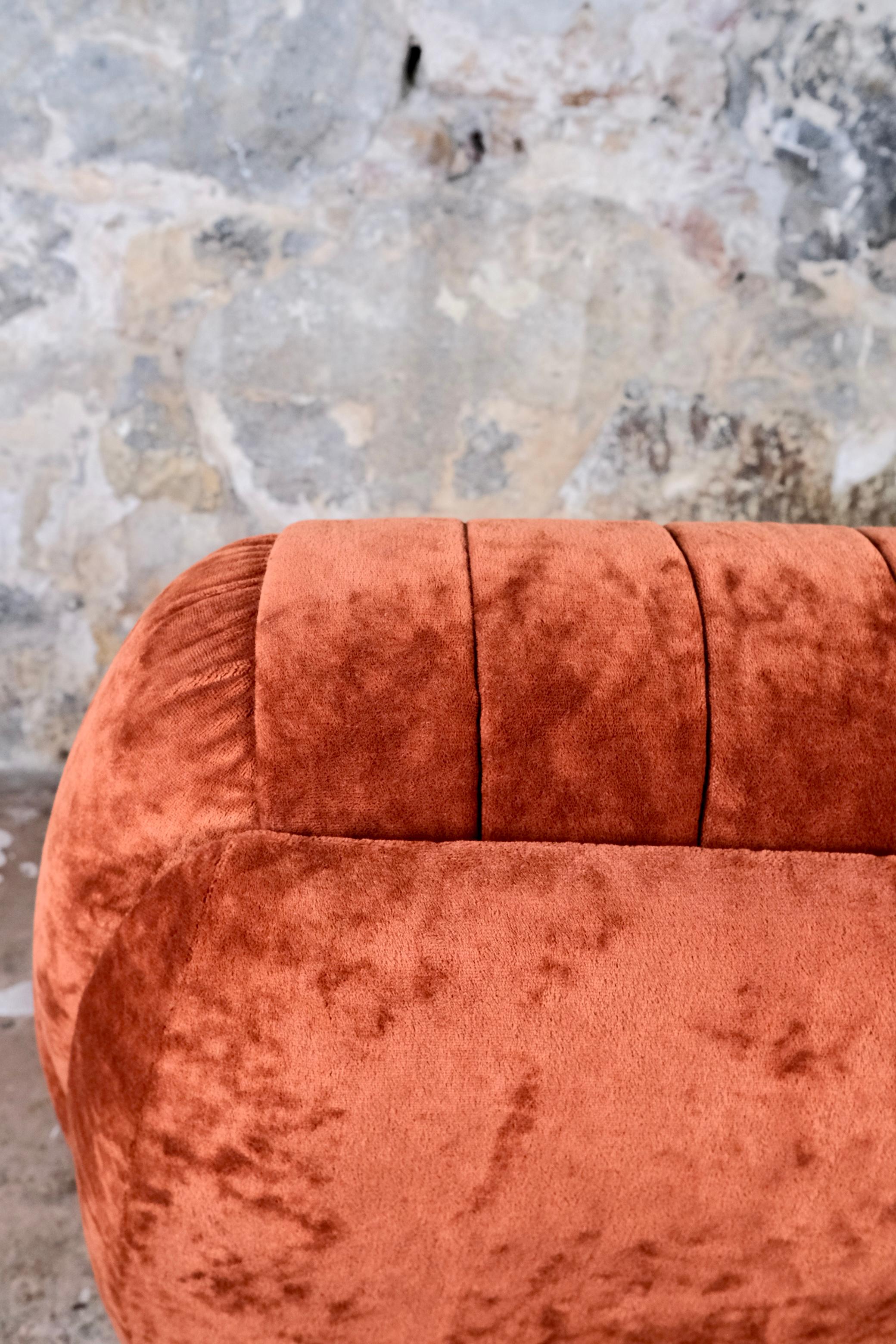 Paire de fauteuils français en velours, années 1970 en vente 8