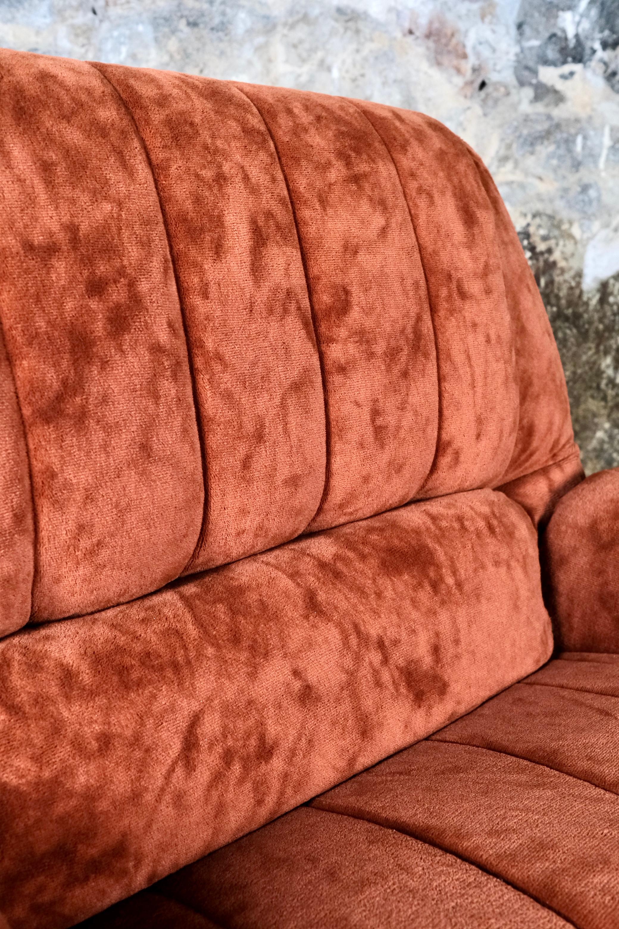 Paire de fauteuils français en velours, années 1970 en vente 9